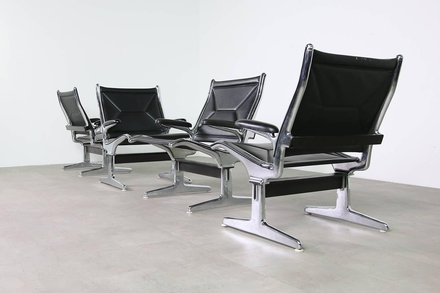 Danois Paire de chaises Airport Charles Eames des années 1960 pour Herman Miller:: noir et chrome