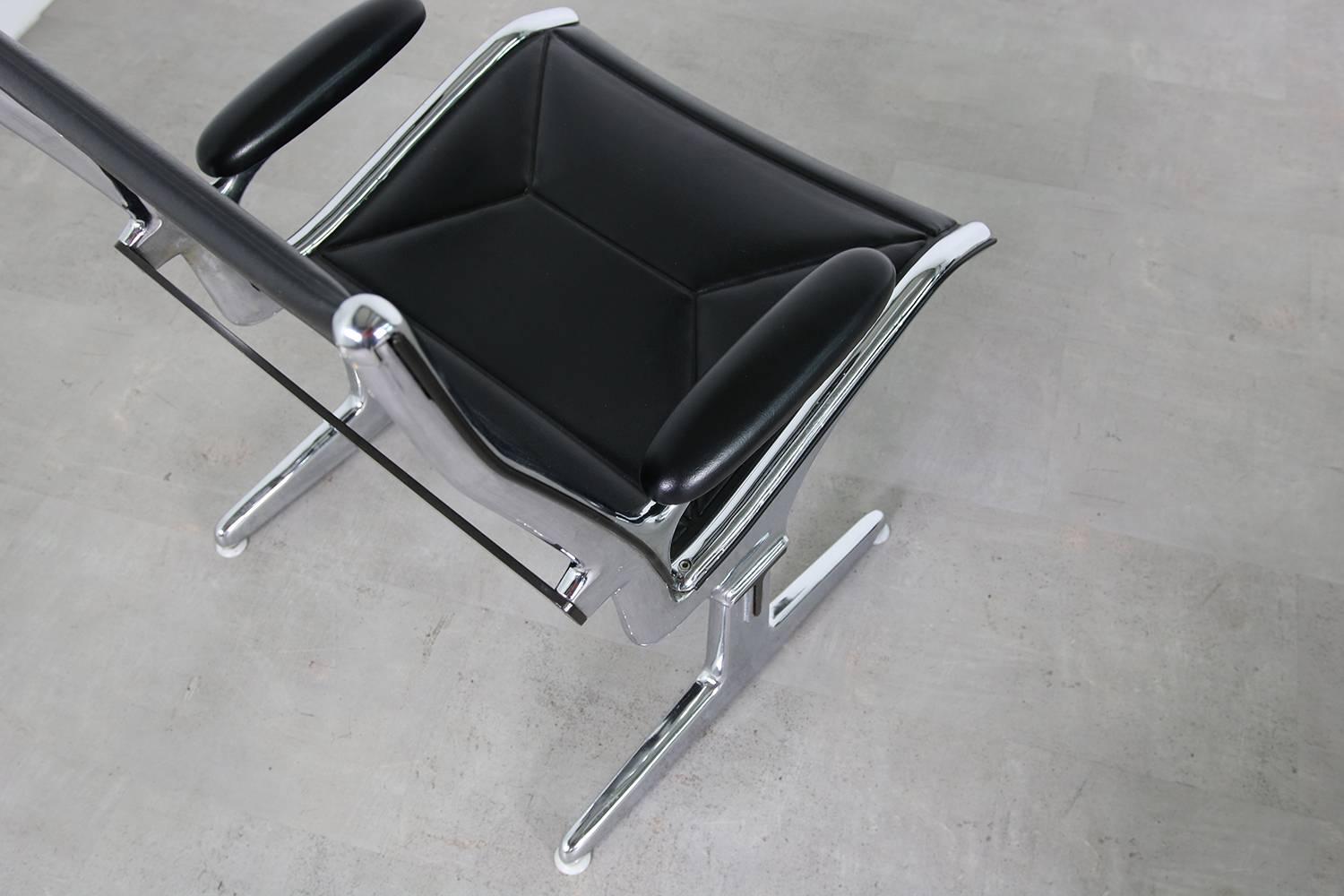 Métal Paire de chaises Airport Charles Eames des années 1960 pour Herman Miller:: noir et chrome