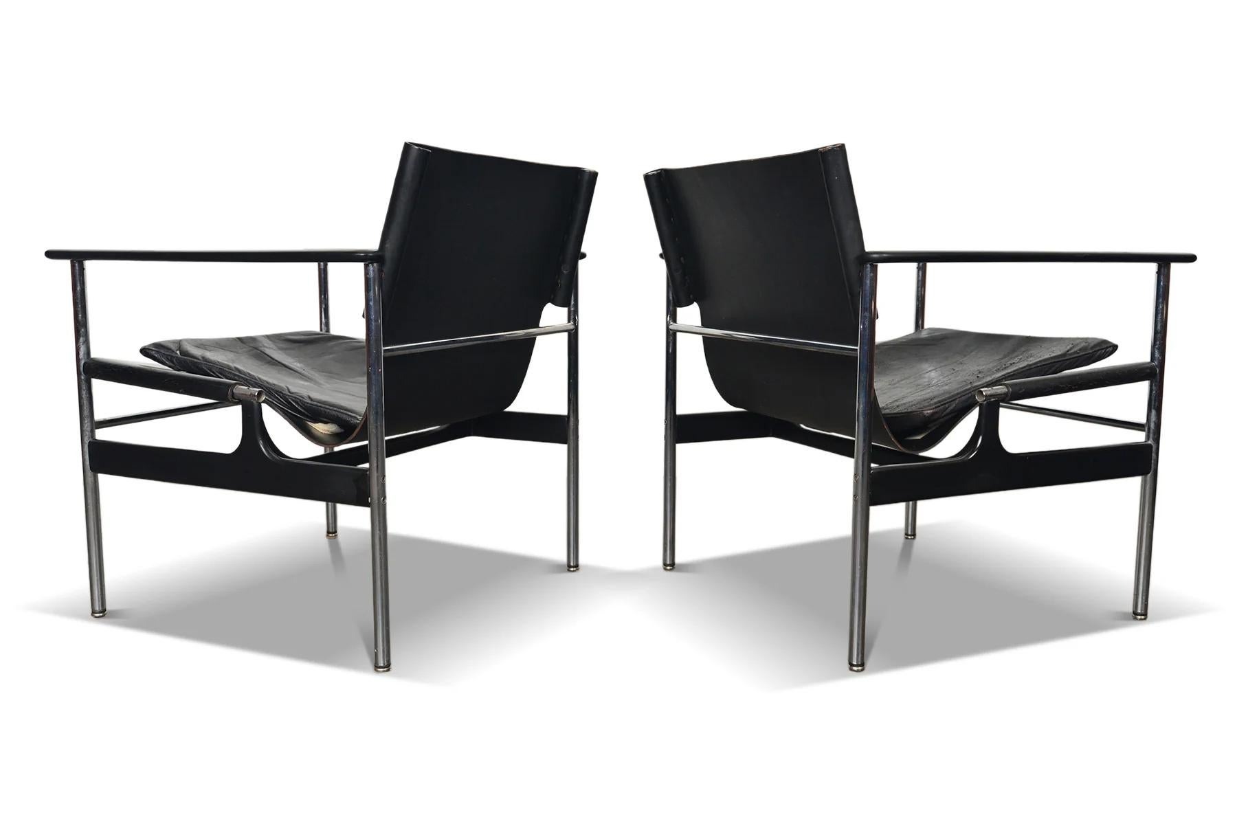 Cuir Paire de chaises longues Charles Pollock «657 » en cuir et chrome des années 1960 en vente