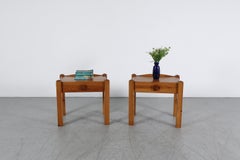 Coppia di tavolini in pino ispirati a Charlotte Perriand degli anni '60