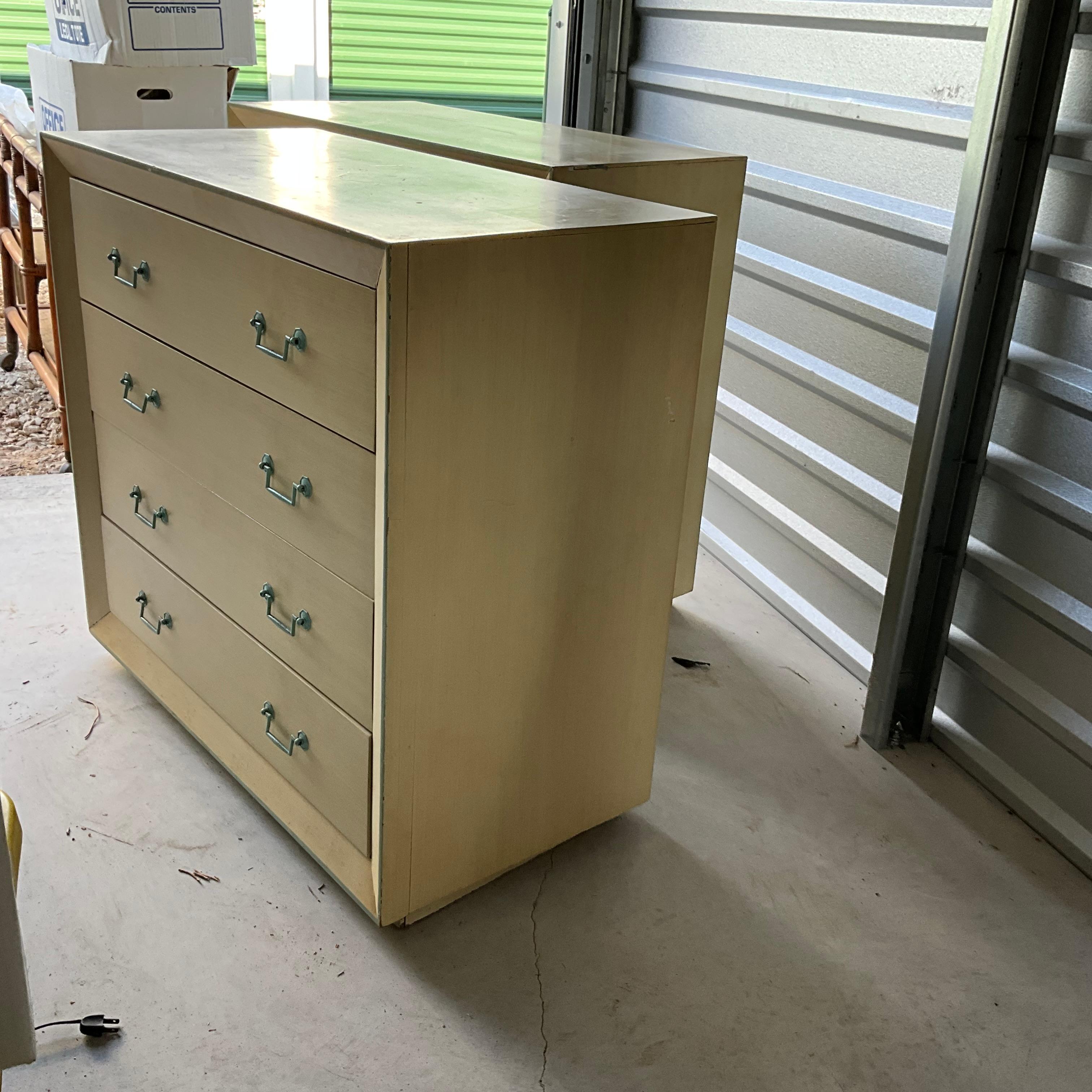 Coppia di cassapanche anni '60 con maniglie ad acqua in condizioni originali d'epoca in vendita 2