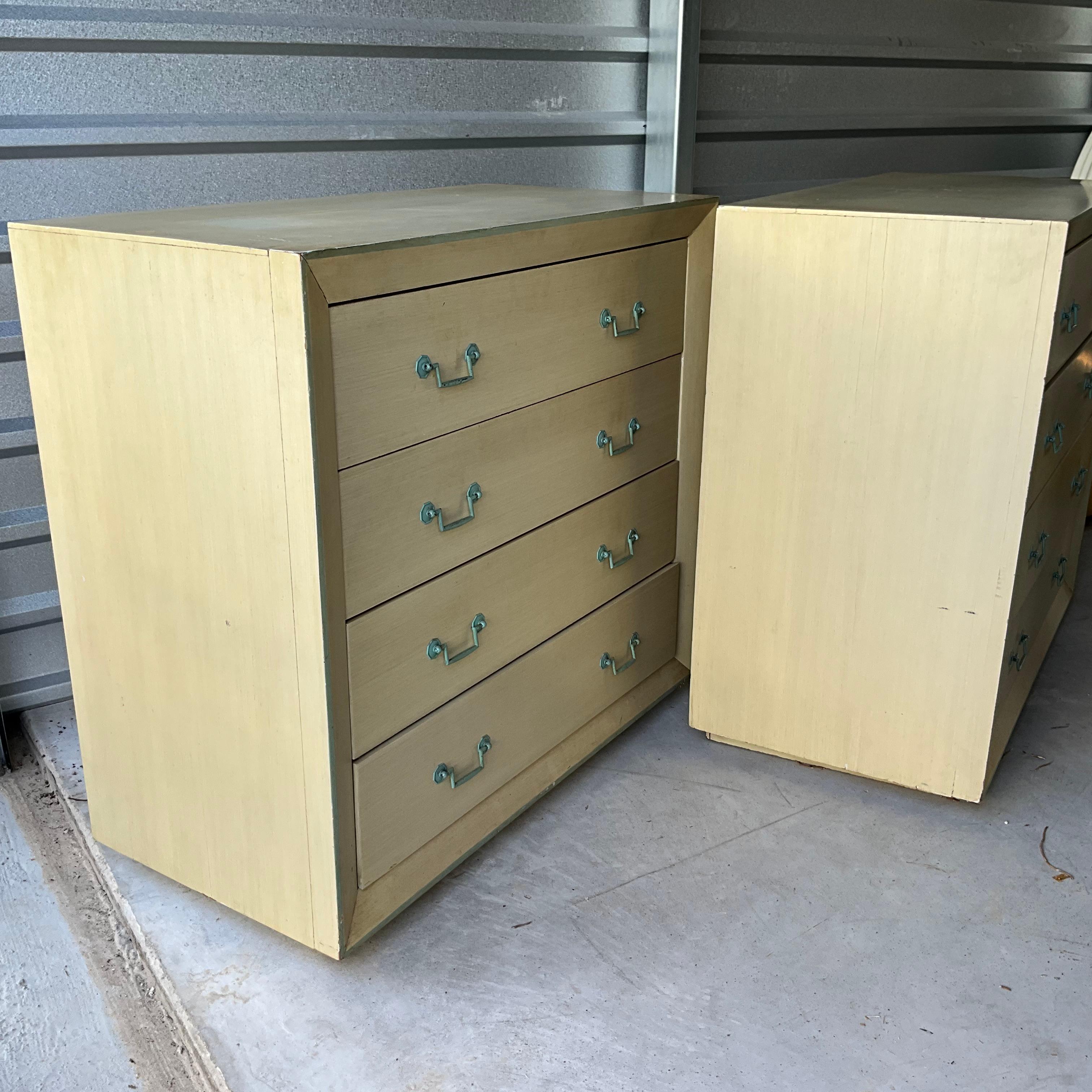 Coppia di cassapanche anni '60 con maniglie ad acqua in condizioni originali d'epoca in vendita 3