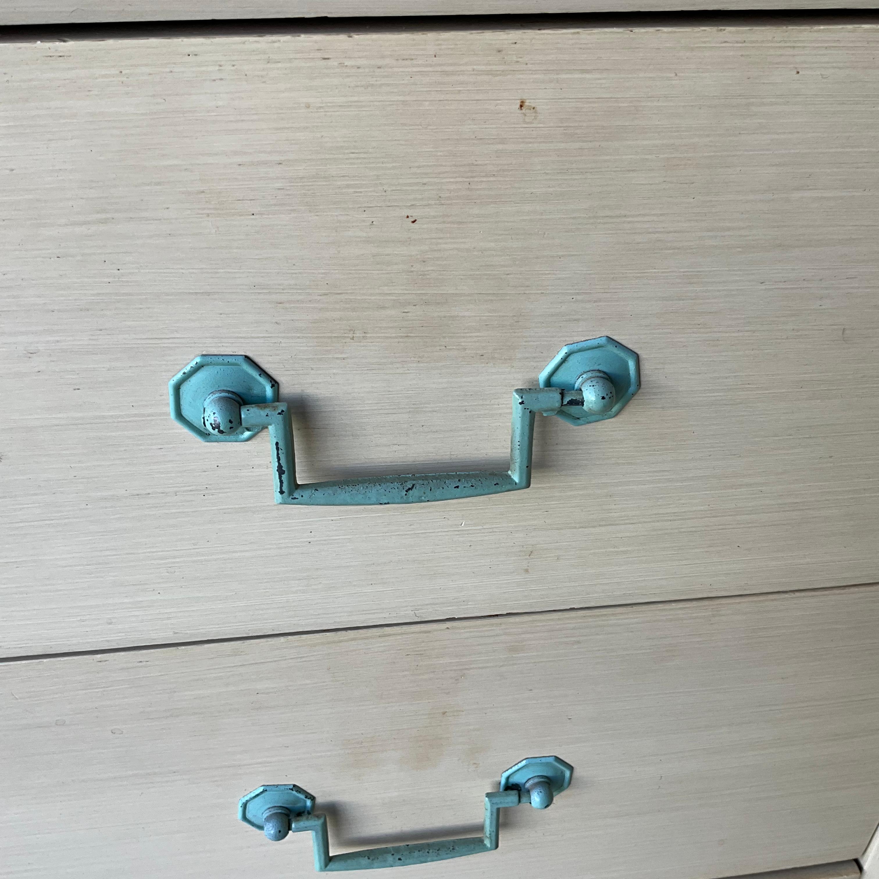 Coppia di cassapanche anni '60 con maniglie ad acqua in condizioni originali d'epoca in vendita 4