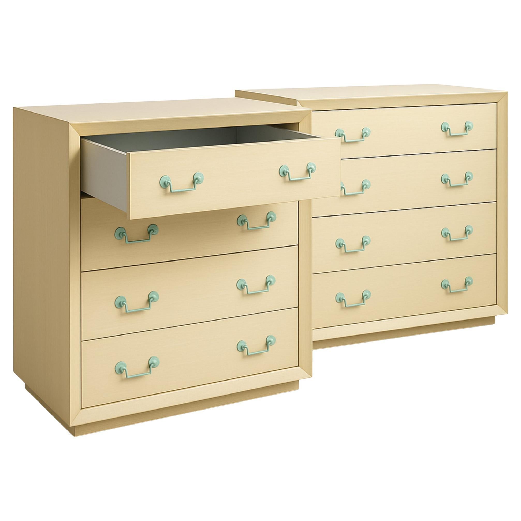 Titolo:
Coppia di cassapanche anni '60 con maniglie ad acqua in condizioni originali d'epoca

Descrizione:
Coppia di cassapanche della metà degli anni '60 caratterizzate da linee moderne e pulite e da maniglie in metallo color acqua. Rifinito in una