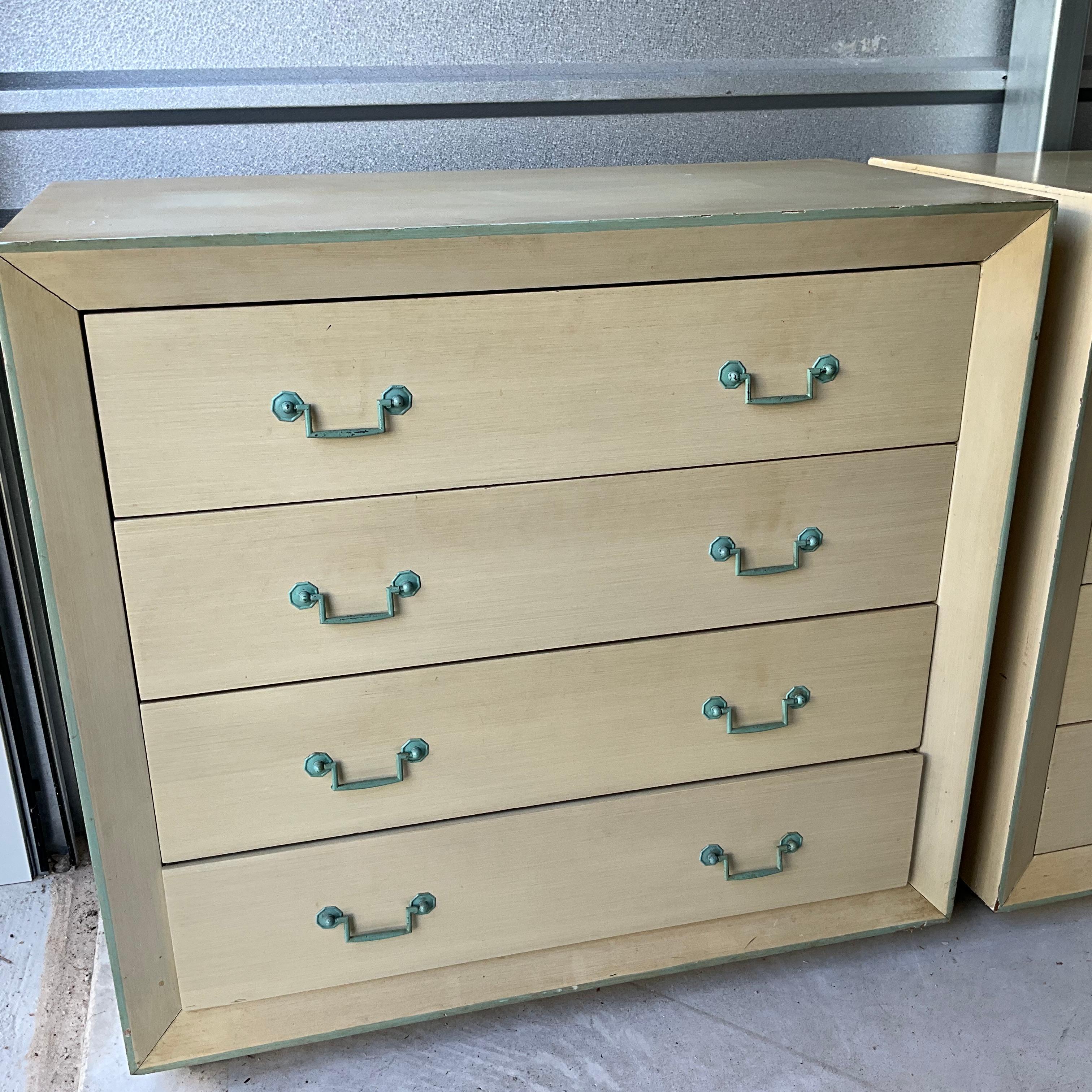 Hollywood Regency Coppia di cassapanche anni '60 con maniglie ad acqua in condizioni originali d'epoca in vendita