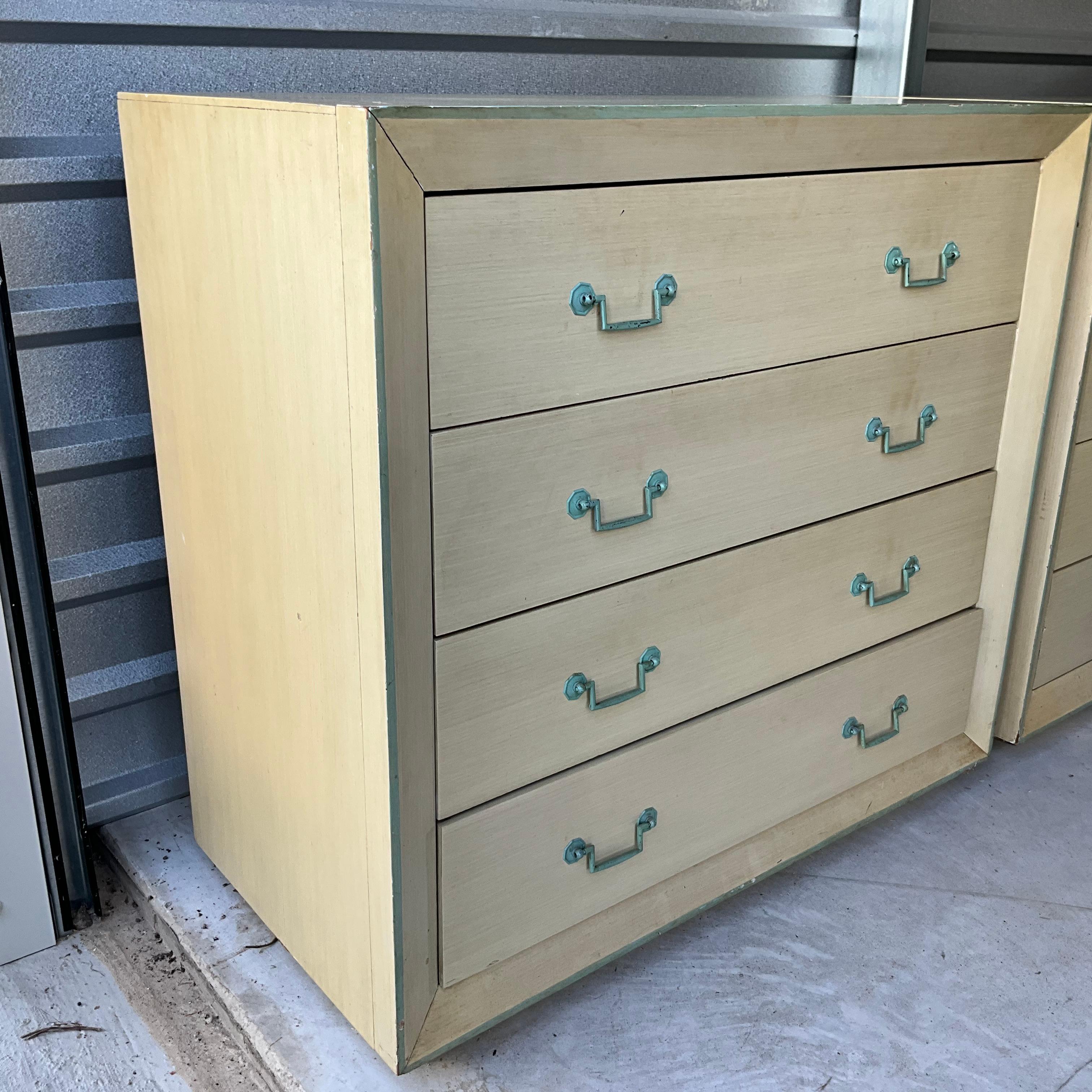 Americano Coppia di cassapanche anni '60 con maniglie ad acqua in condizioni originali d'epoca in vendita