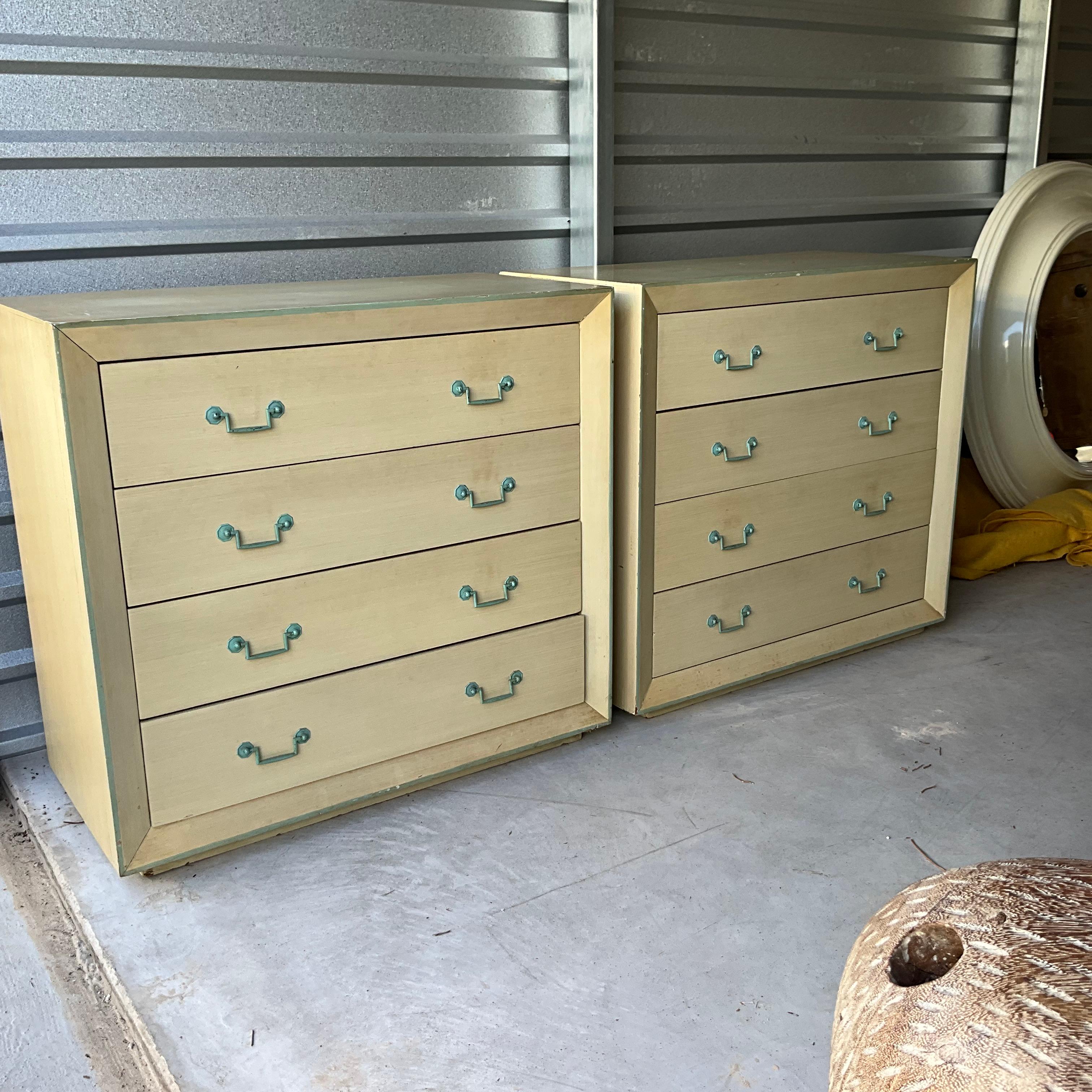 Coppia di cassapanche anni '60 con maniglie ad acqua in condizioni originali d'epoca In condizioni discrete in vendita a West Palm Beach, US