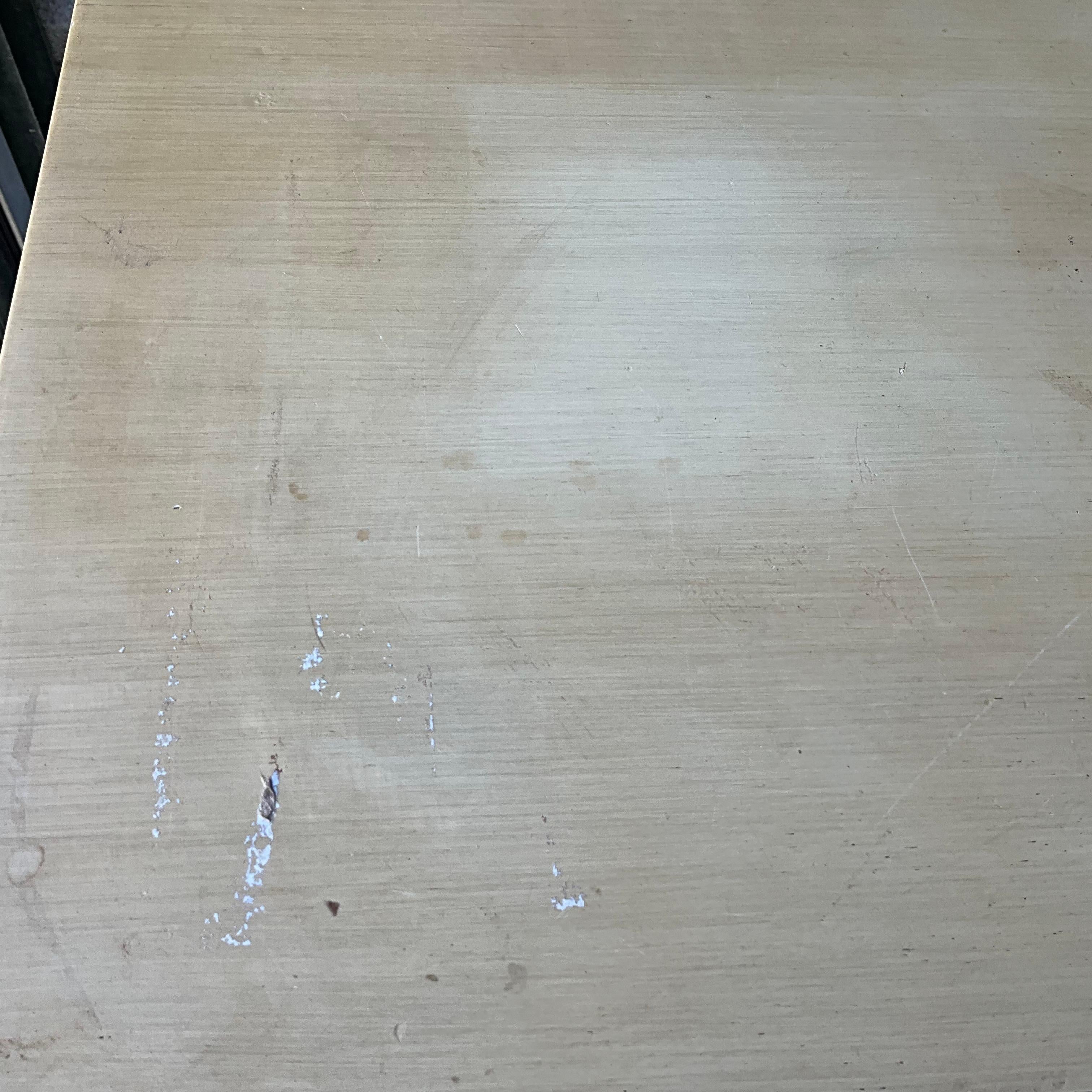 Metà XX secolo Coppia di cassapanche anni '60 con maniglie ad acqua in condizioni originali d'epoca in vendita