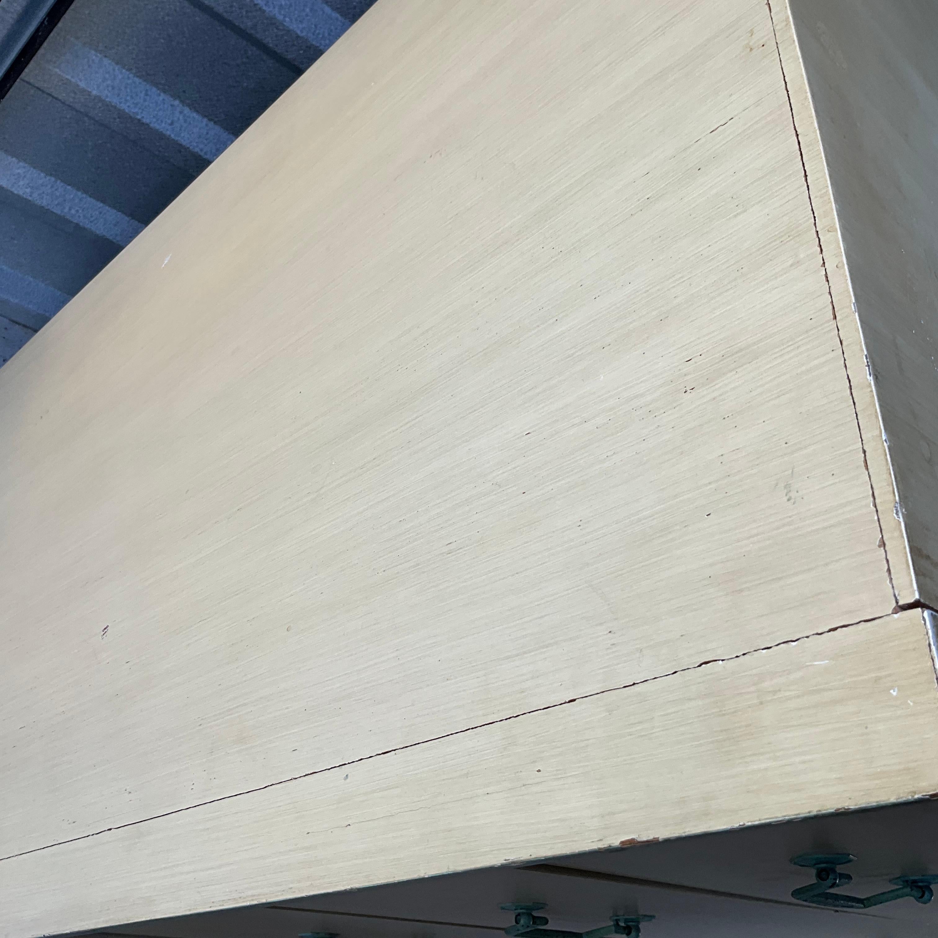 Legno Coppia di cassapanche anni '60 con maniglie ad acqua in condizioni originali d'epoca in vendita