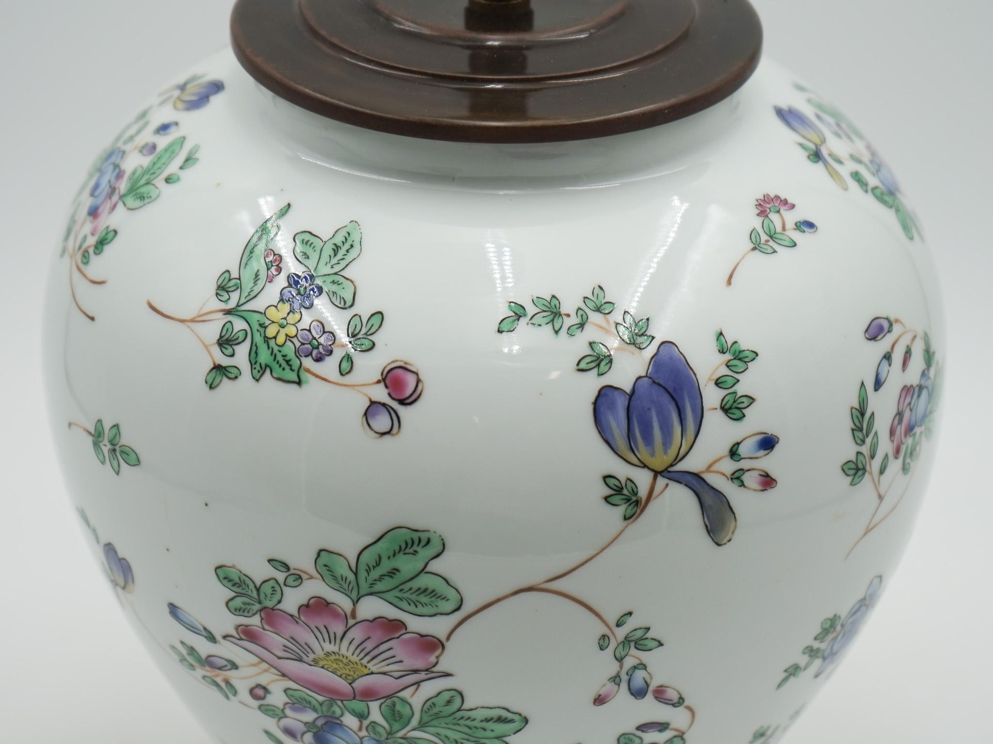 COPPIA DI VASI PORCELLANARI CINESI QIANLONG NIAN ZHI DEGLI ANNI '60 CONVERTITI IN LAMPADE DA TAVOLO in vendita 3