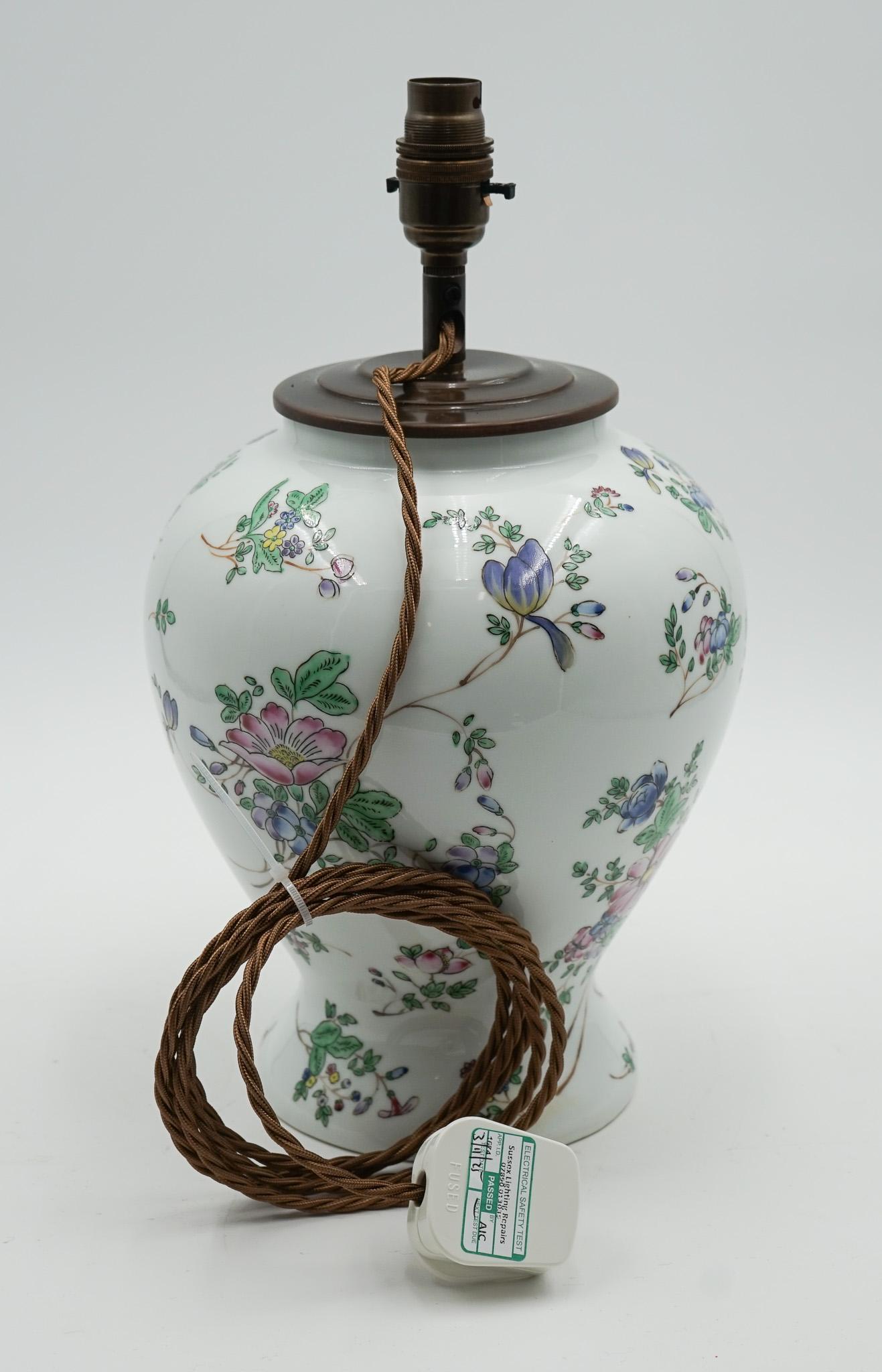 COPPIA DI VASI PORCELLANARI CINESI QIANLONG NIAN ZHI DEGLI ANNI '60 CONVERTITI IN LAMPADE DA TAVOLO in vendita 5