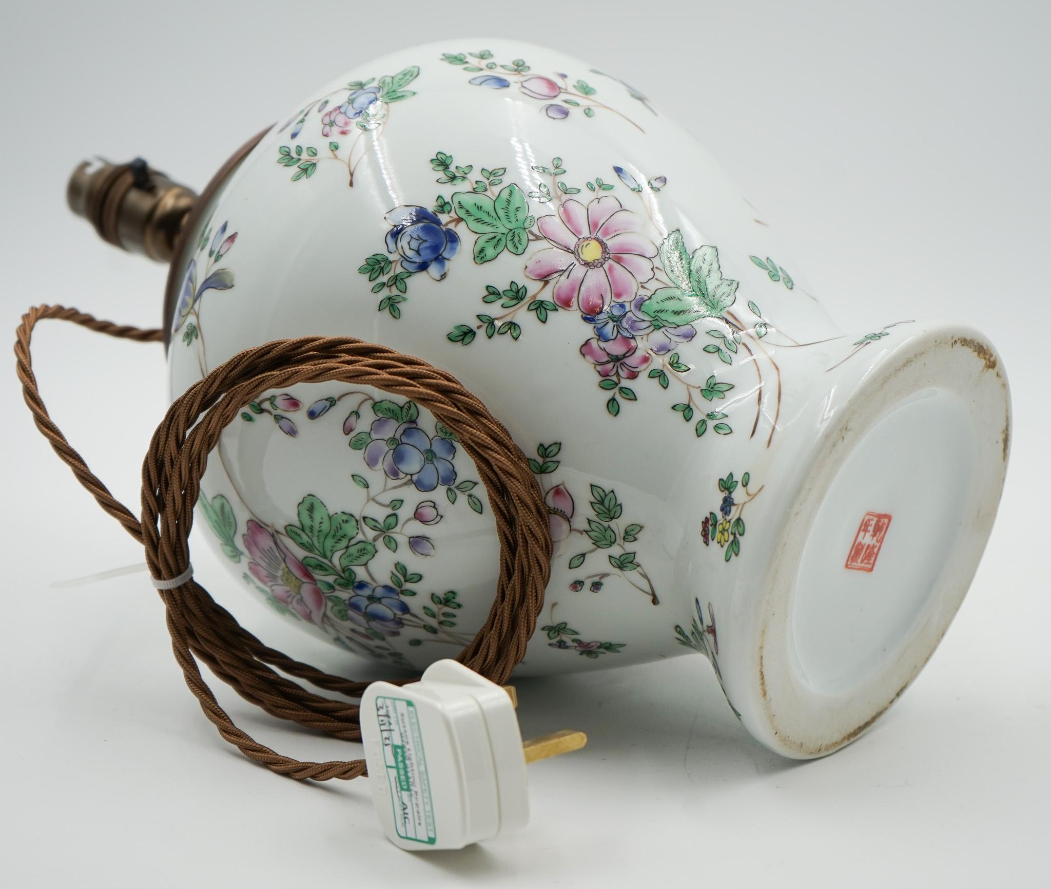 COPPIA DI VASI PORCELLANARI CINESI QIANLONG NIAN ZHI DEGLI ANNI '60 CONVERTITI IN LAMPADE DA TAVOLO in vendita 7