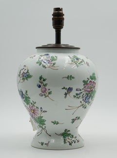 PAIR OF 1960'S CHINESE QIANLONG NIAN ZHI PORCELAiN VASES CONVERTED TABLE LAMPS