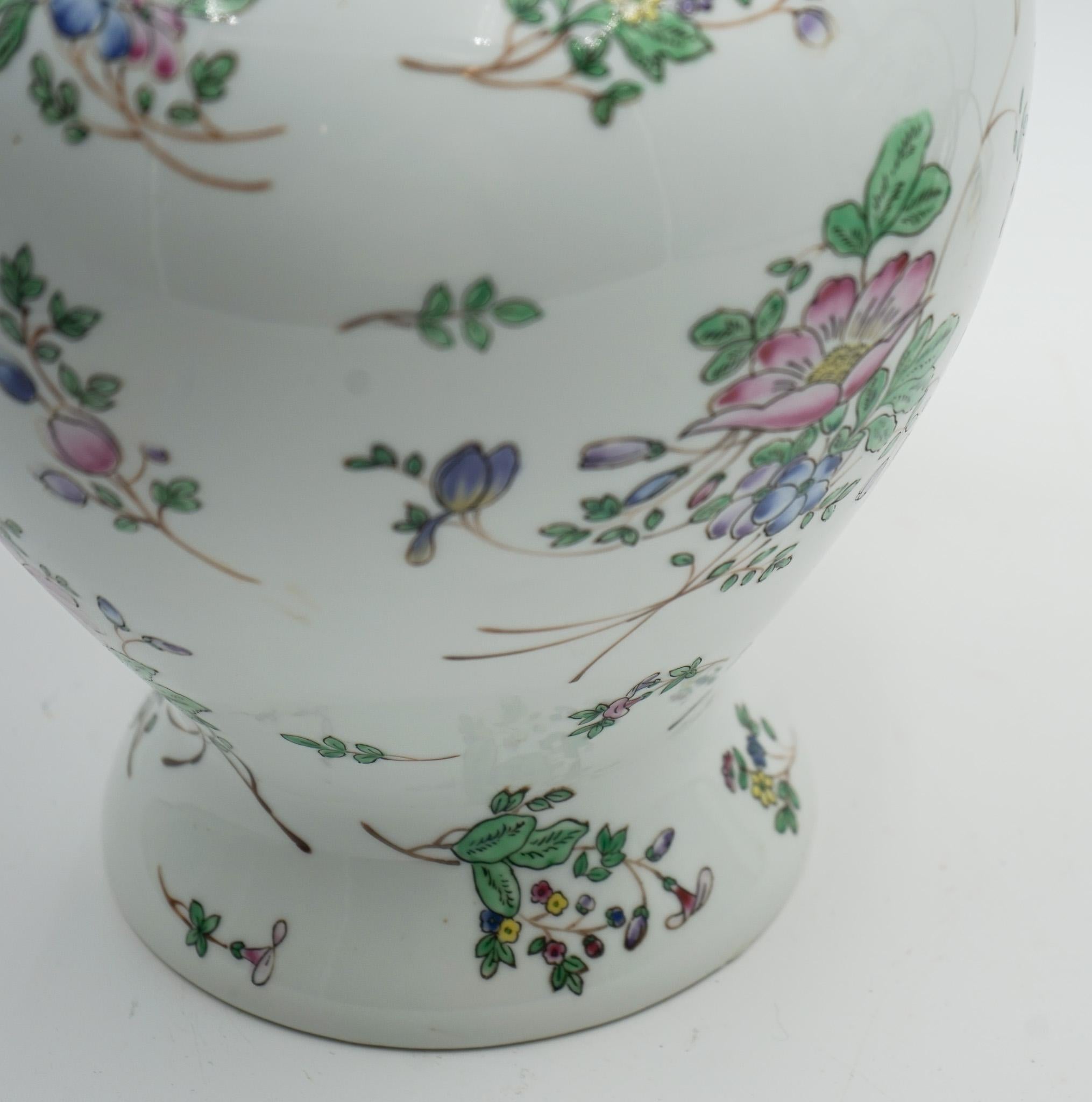 Fatto a mano COPPIA DI VASI PORCELLANARI CINESI QIANLONG NIAN ZHI DEGLI ANNI '60 CONVERTITI IN LAMPADE DA TAVOLO in vendita