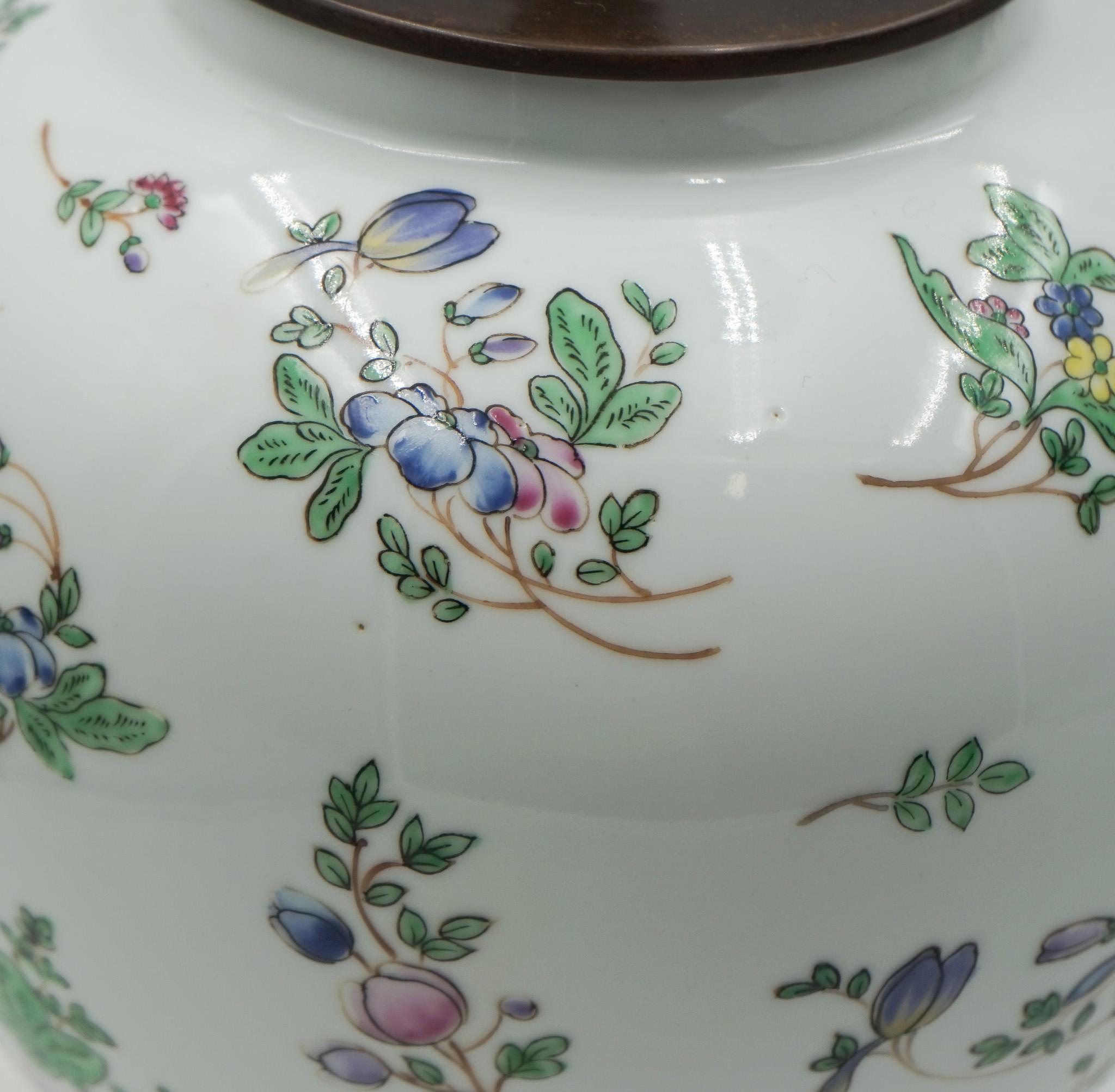 COPPIA DI VASI PORCELLANARI CINESI QIANLONG NIAN ZHI DEGLI ANNI '60 CONVERTITI IN LAMPADE DA TAVOLO In condizioni buone in vendita a Pulborough, GB