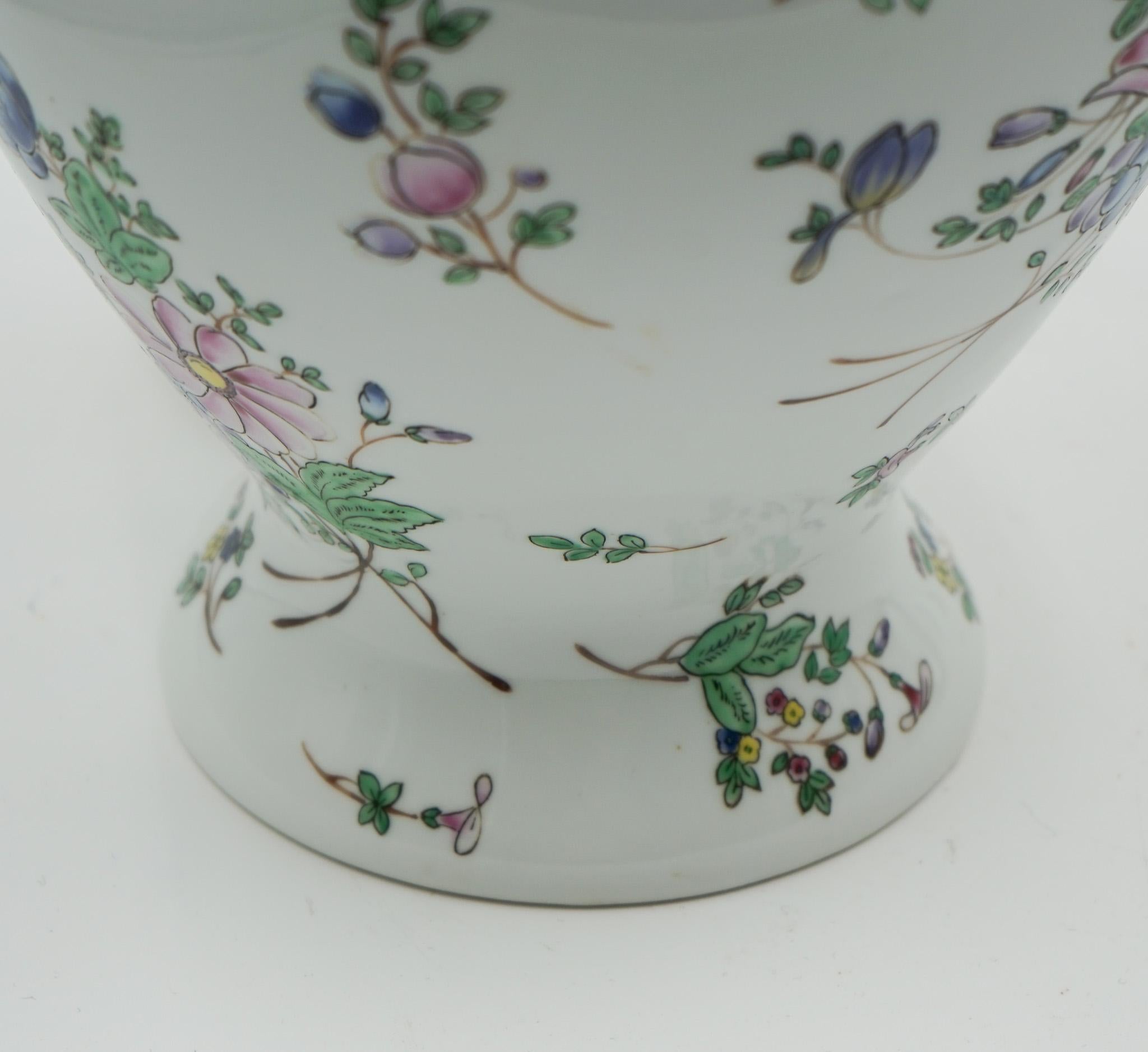 XX secolo COPPIA DI VASI PORCELLANARI CINESI QIANLONG NIAN ZHI DEGLI ANNI '60 CONVERTITI IN LAMPADE DA TAVOLO in vendita