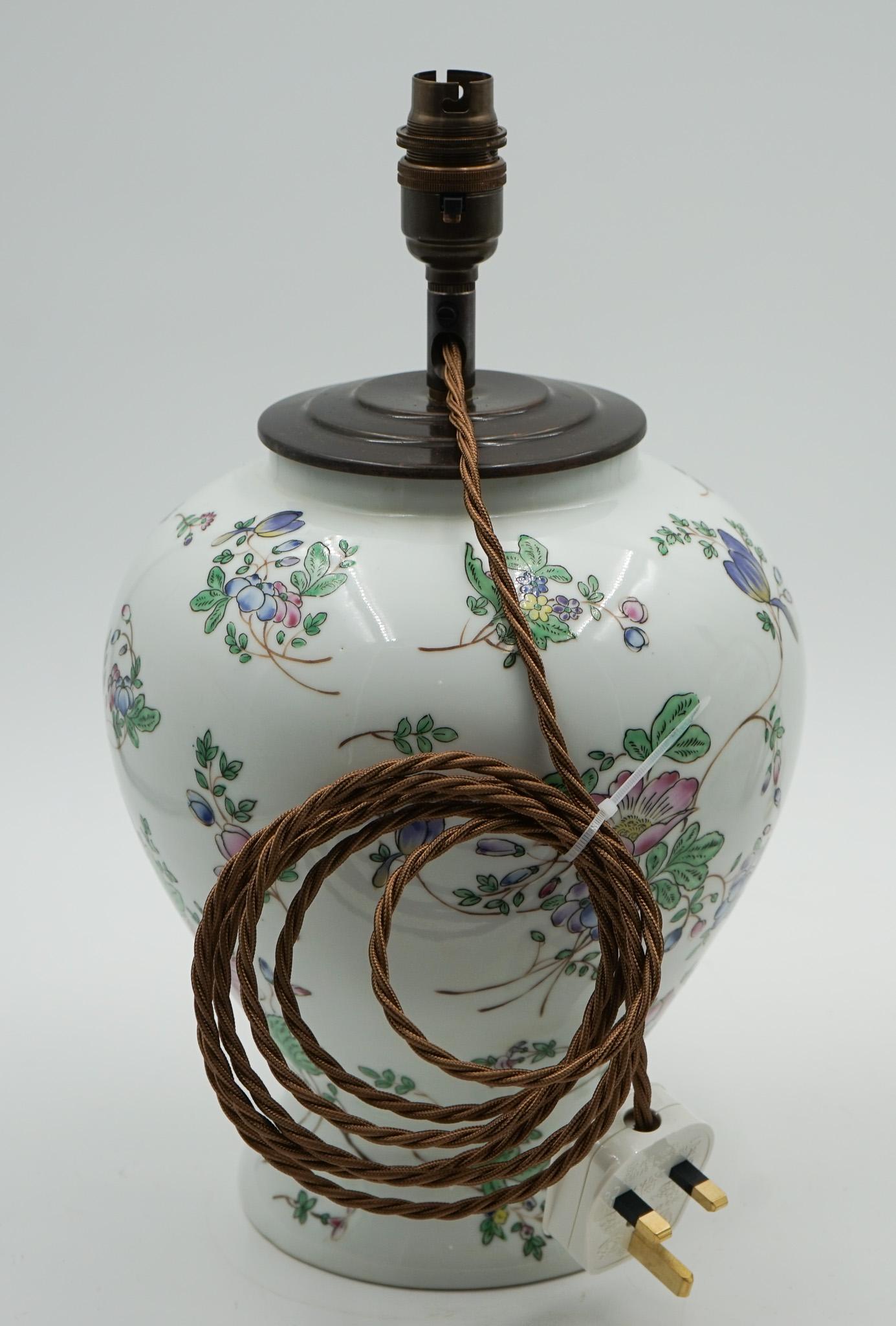 Ceramica COPPIA DI VASI PORCELLANARI CINESI QIANLONG NIAN ZHI DEGLI ANNI '60 CONVERTITI IN LAMPADE DA TAVOLO in vendita