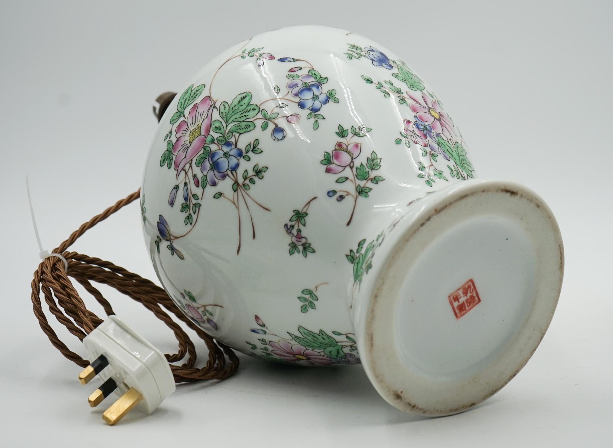 COPPIA DI VASI PORCELLANARI CINESI QIANLONG NIAN ZHI DEGLI ANNI '60 CONVERTITI IN LAMPADE DA TAVOLO in vendita 1