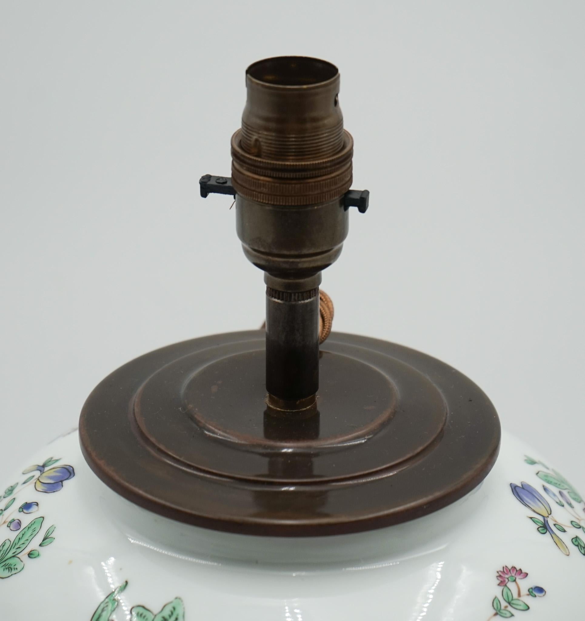 COPPIA DI VASI PORCELLANARI CINESI QIANLONG NIAN ZHI DEGLI ANNI '60 CONVERTITI IN LAMPADE DA TAVOLO in vendita 2