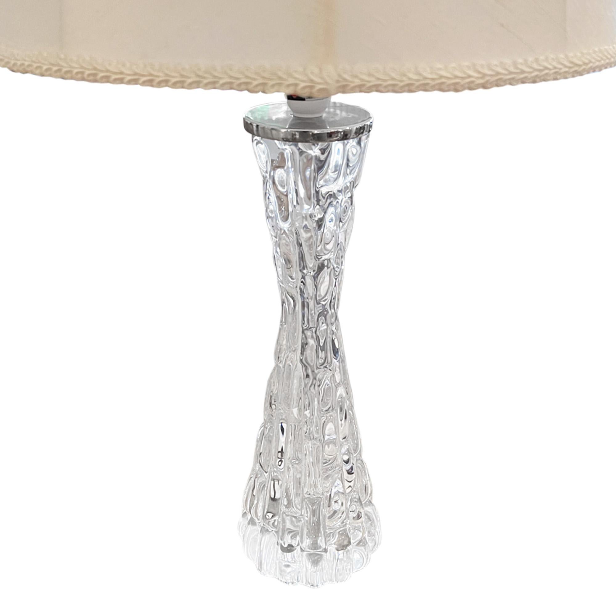 Mid-Century Modern Paire de lampes de bureau en verre transparent Orrefors des années 1960 (modèle très grand) en vente