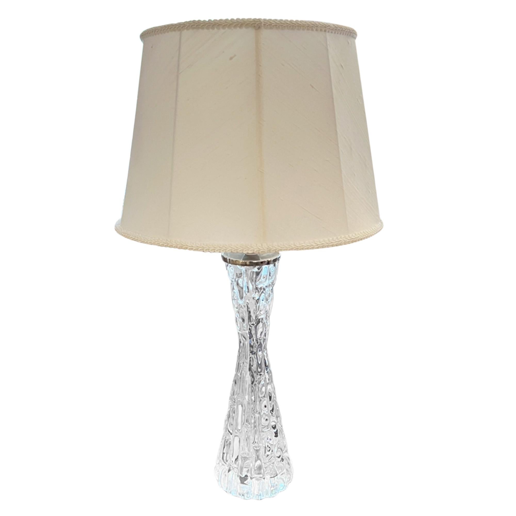 Suédois Paire de lampes de bureau en verre transparent Orrefors des années 1960 (modèle très grand) en vente