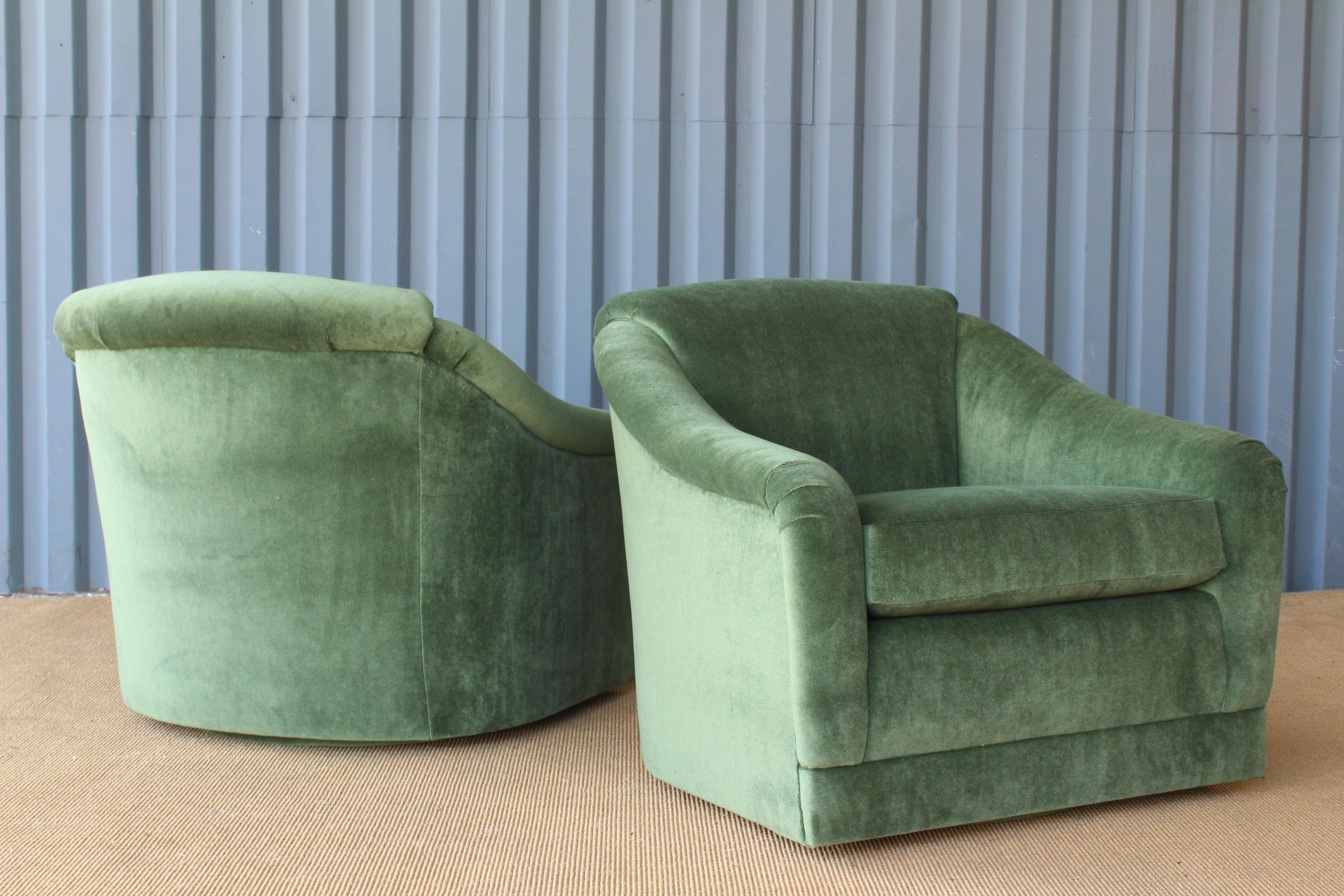 Pair of 1960s Club Chairs on Swiveling Bases 1