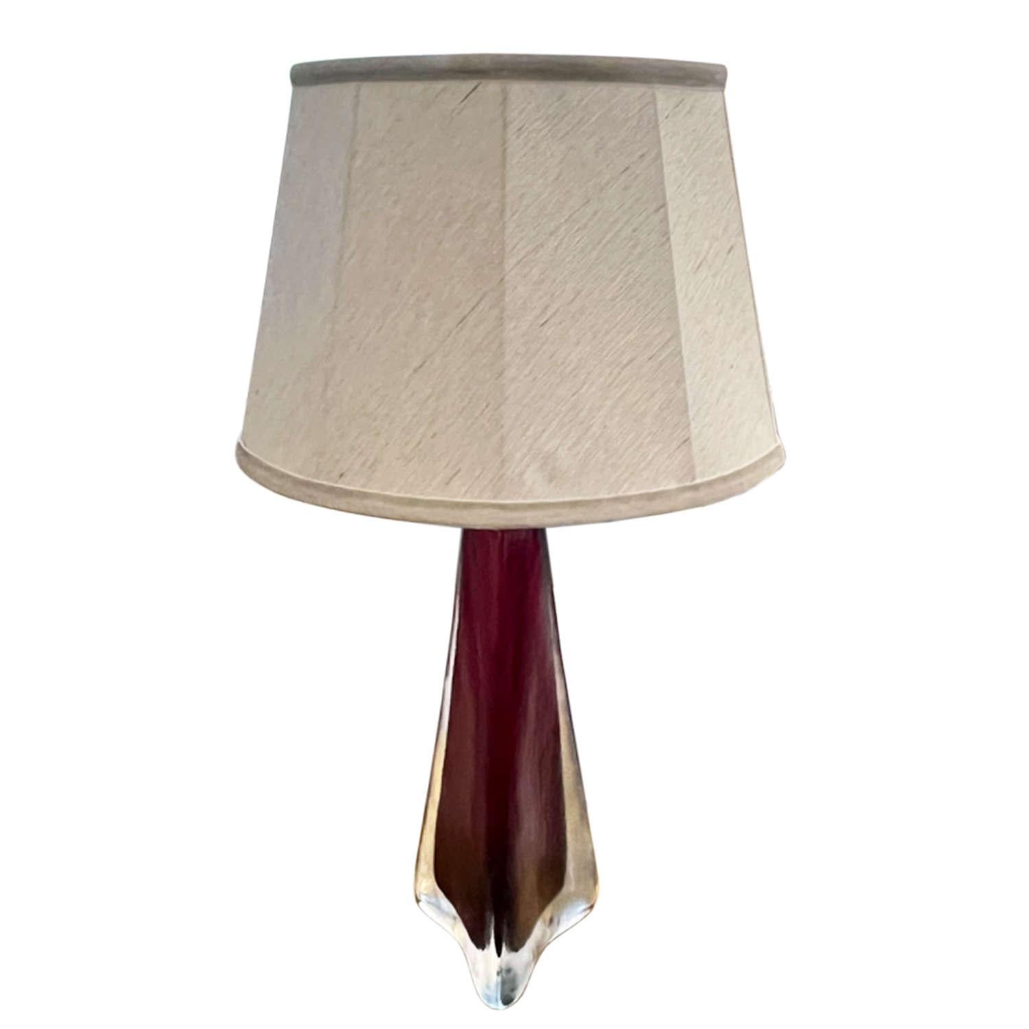 Este precioso par de lámparas Orrefors de cristal de color arándano hechas a mano están estampadas y firmadas. Incluso conservan la etiqueta original sueca de la marca Orrefors. Echa un vistazo a todas nuestras fotografías.

En la foto con pantallas