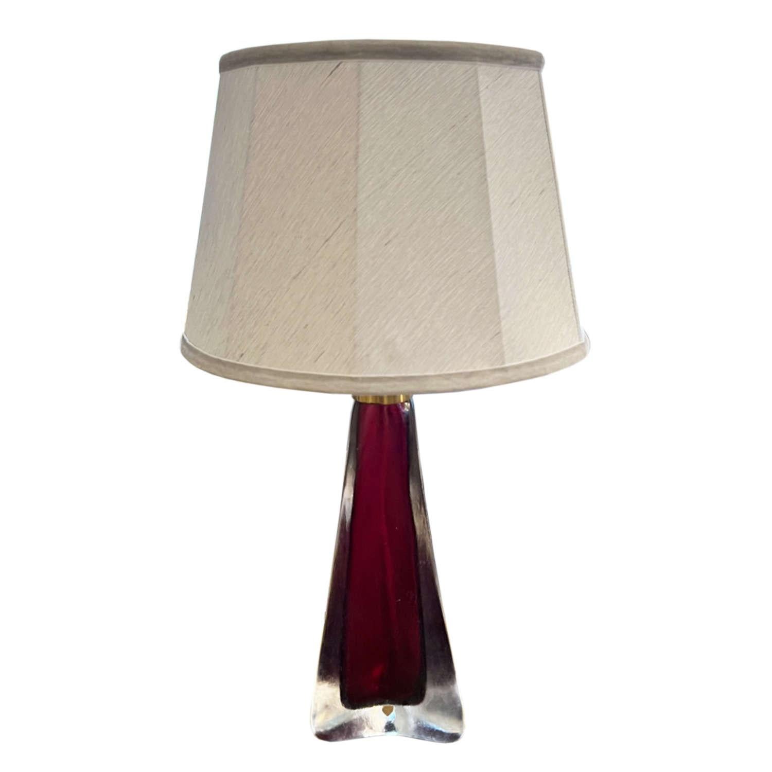 Pareja de lámparas de sobremesa de cristal sueco Orrefors de color arándano de los años 60 Moderno de mediados de siglo en venta