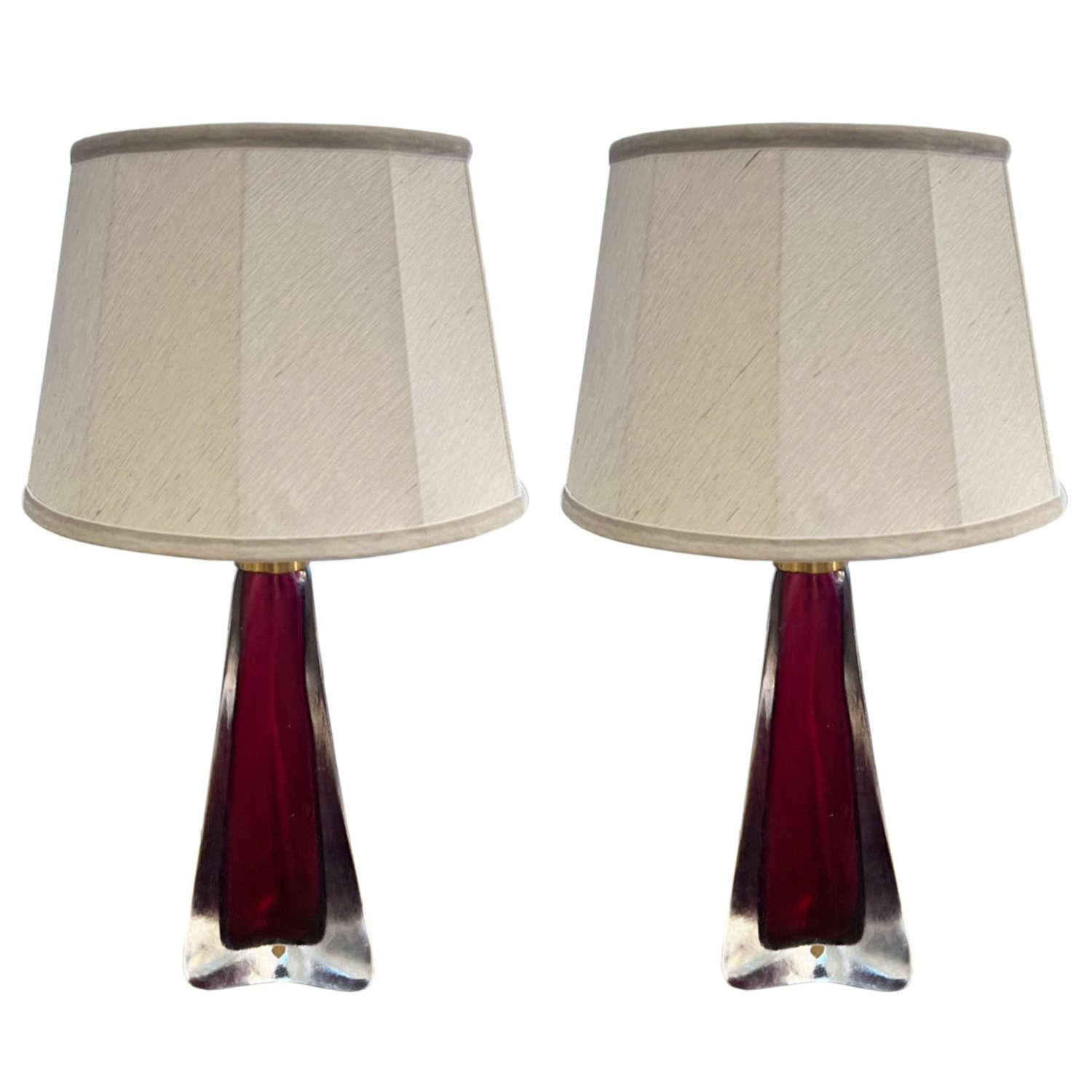 Pareja de lámparas de sobremesa de cristal sueco Orrefors de color arándano de los años 60 en Bueno estado para la venta en London, GB