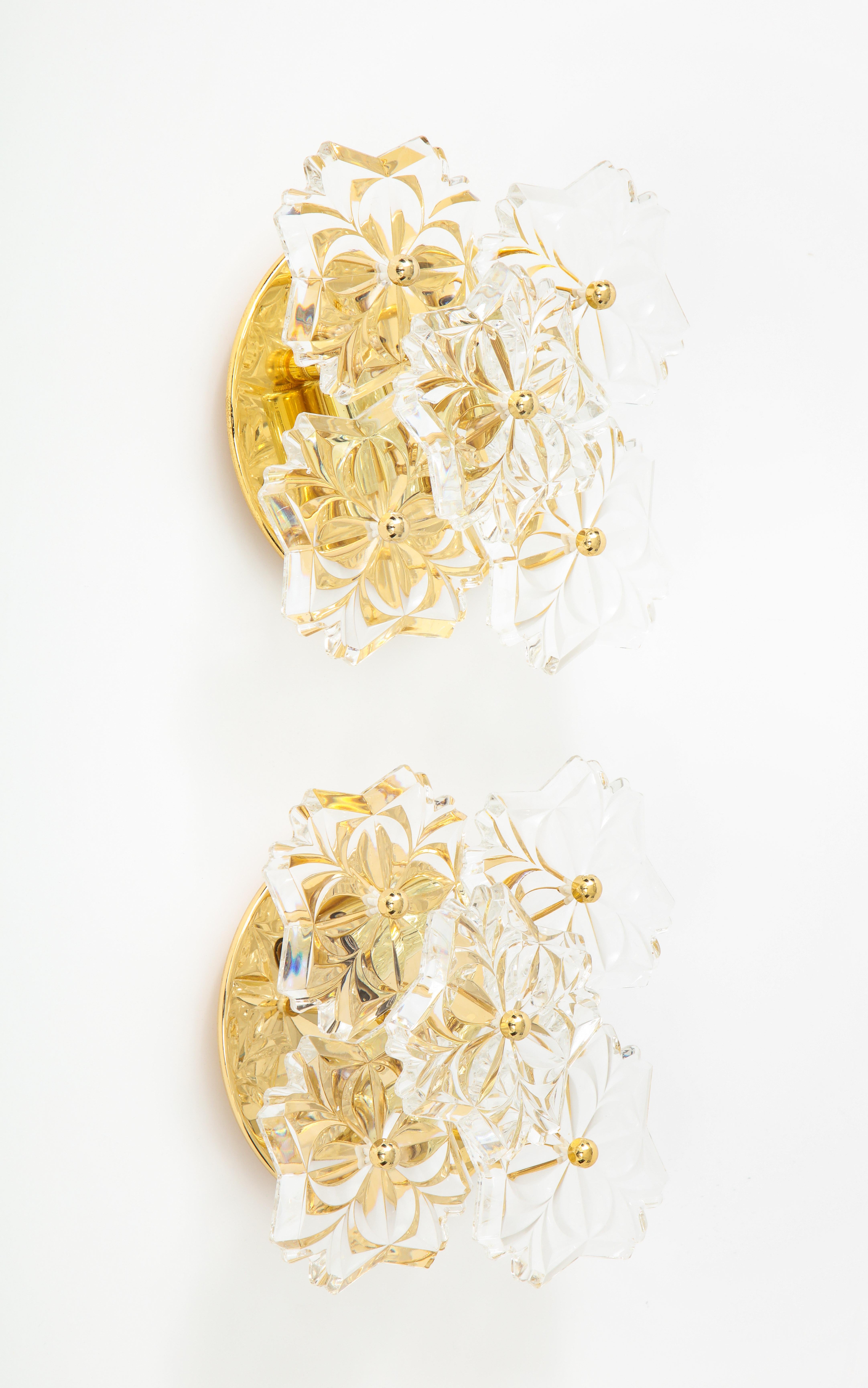Zwei 1960er-Jahre-Wandleuchter aus Kristall von Kinkeldey.
Die Armaturen sind aus 22 Karat vergoldetem Messing und tragen 5 Kristallelemente.
Sie wurden für die USA mit Kandelaberfassungen neu verkabelt.
