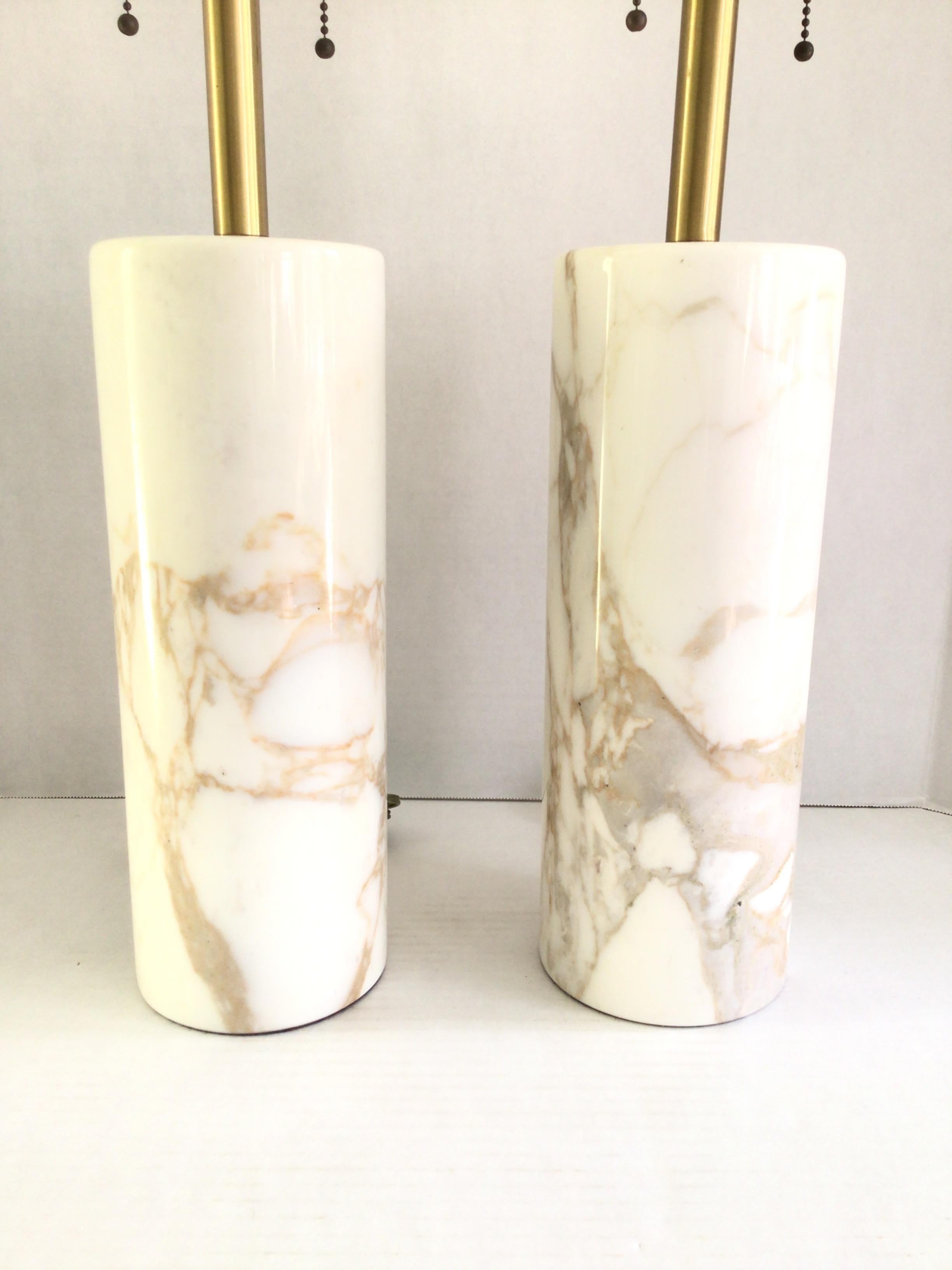 Paire de lampes en marbre cylindrique blanc et beige des années 1960 par Whiting constituent une sélection parfaite pour un intérieur moderne ou transitionnel
Hauteur au sommet de l'épi de faîtage : 26