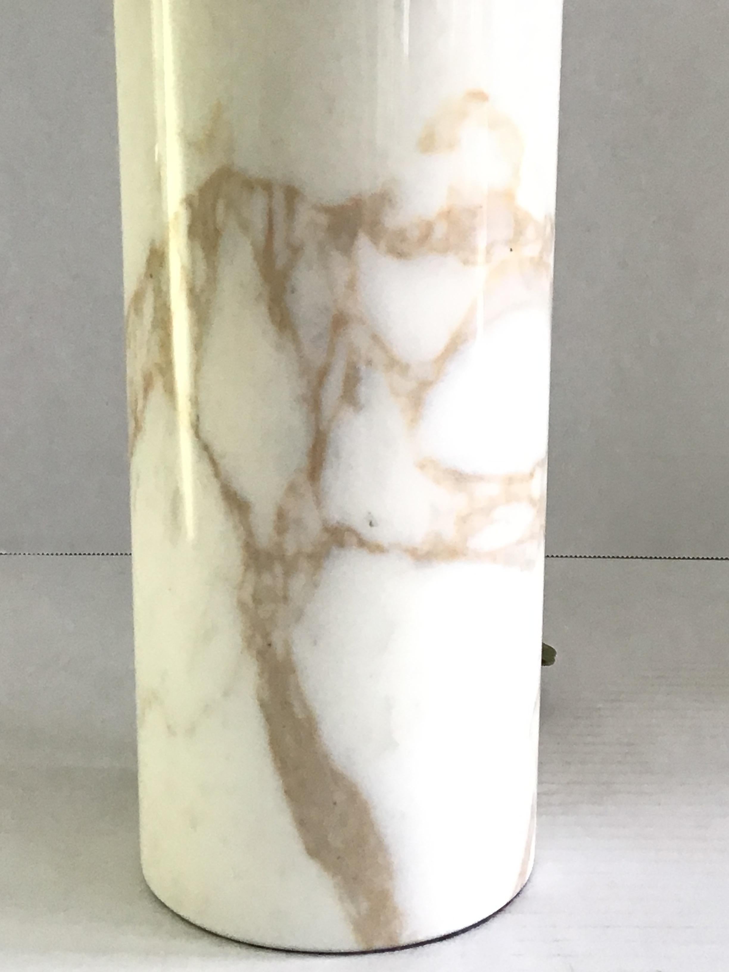 Milieu du XXe siècle Paire de lampes de table cylindriques en marbre des années 1960 par Nessen en vente