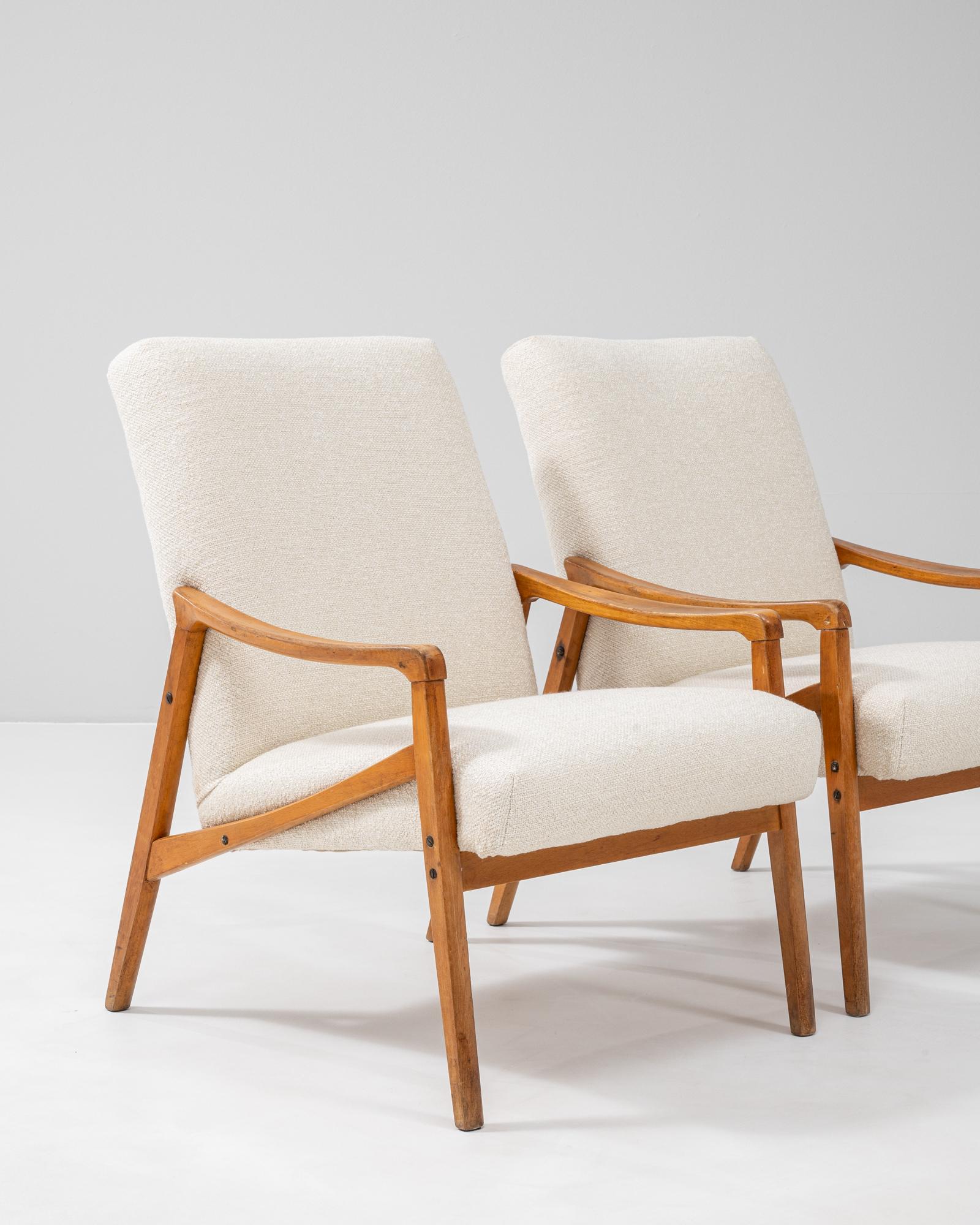 Pareja de sillones tapizados checos de los años 60, obra de Jiri Jiroutek en venta 4