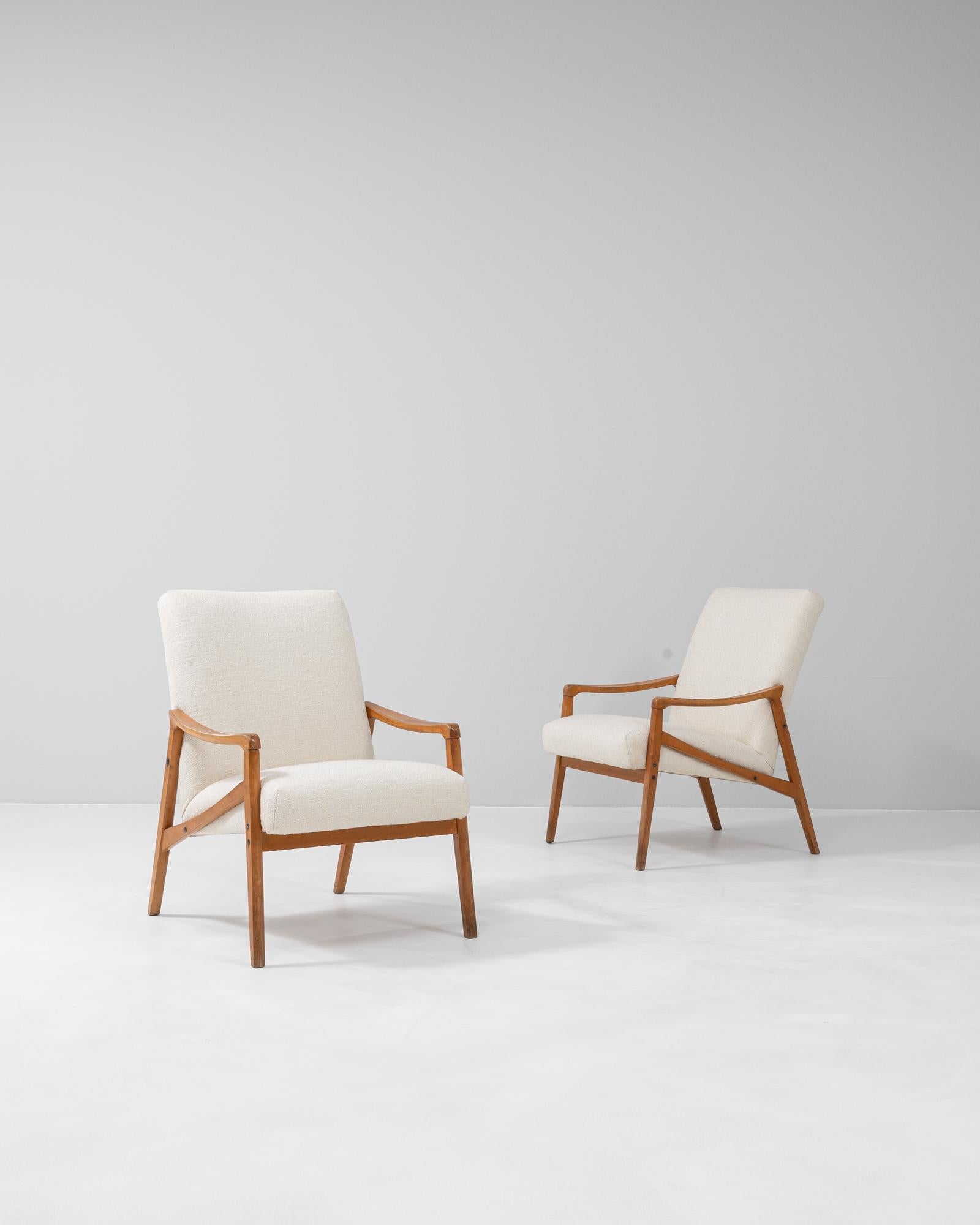 Pareja de sillones checos tapizados de los años 60, obra de Jiri Jiroutek. Estos sillones de mediados de siglo muestran la refinada artesanía y la limpia geometría características del diseño checo de la época. Los marcos de madera maciza presentan