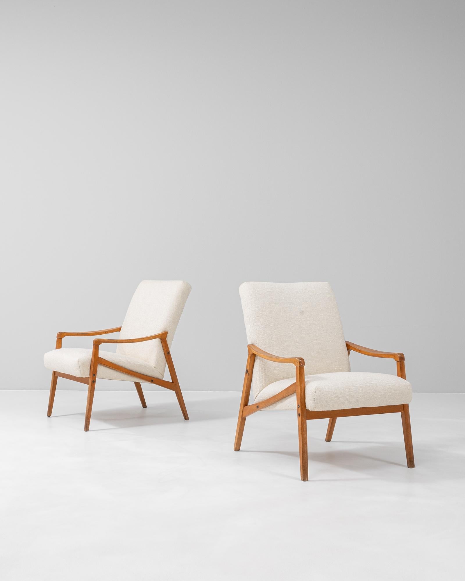 Pareja de sillones tapizados checos de los años 60, obra de Jiri Jiroutek en Bueno estado para la venta en High Point, NC