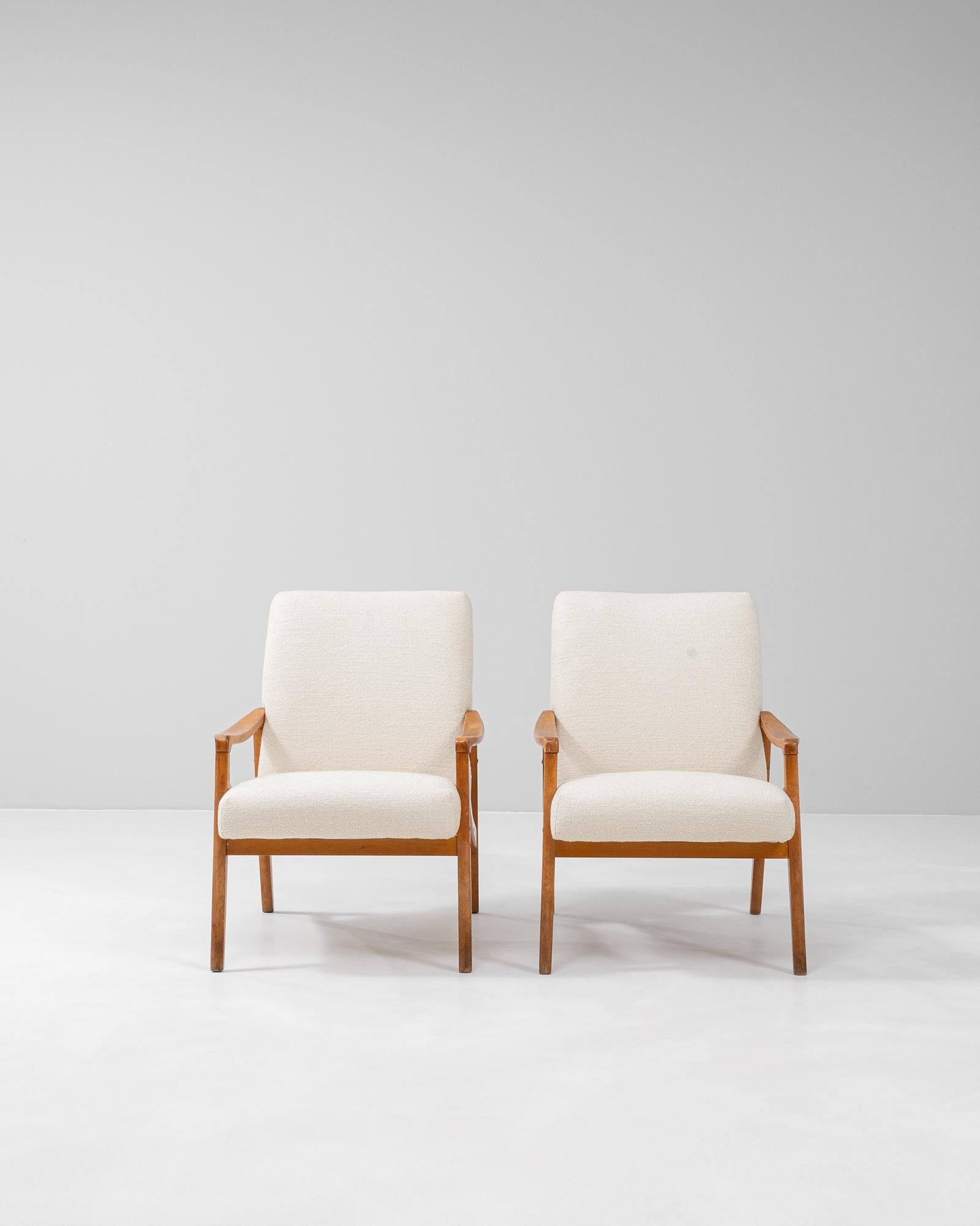 Pareja de sillones tapizados checos de los años 60, obra de Jiri Jiroutek siglo XX en venta