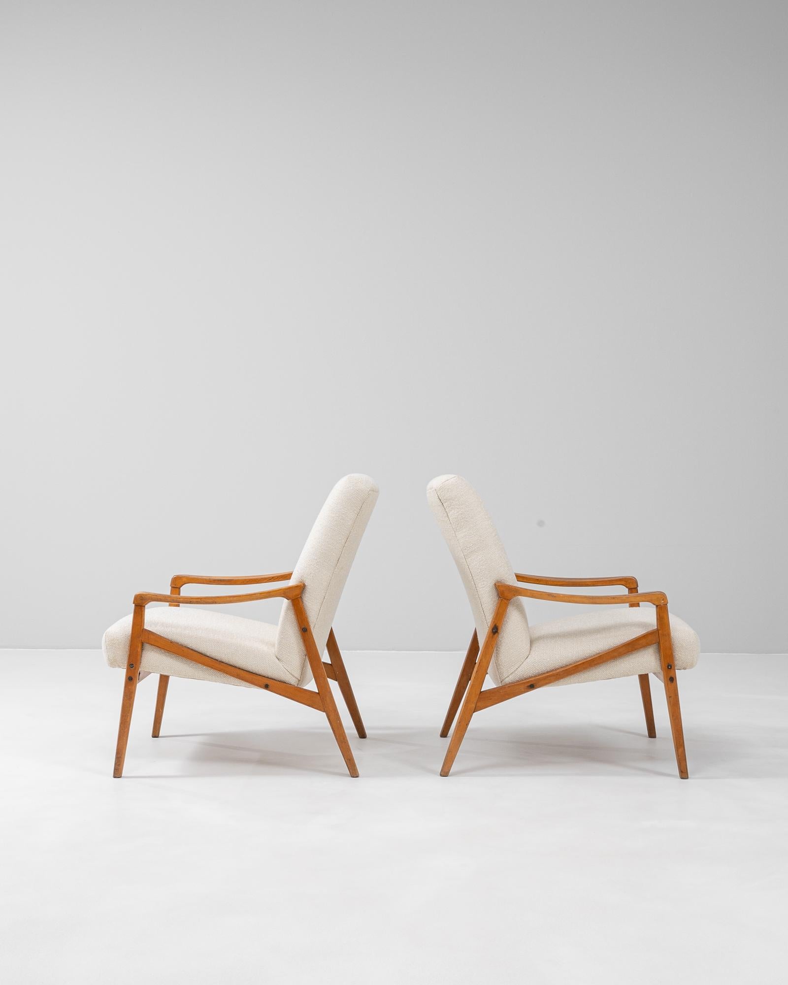 Pareja de sillones tapizados checos de los años 60, obra de Jiri Jiroutek Tapicería en venta