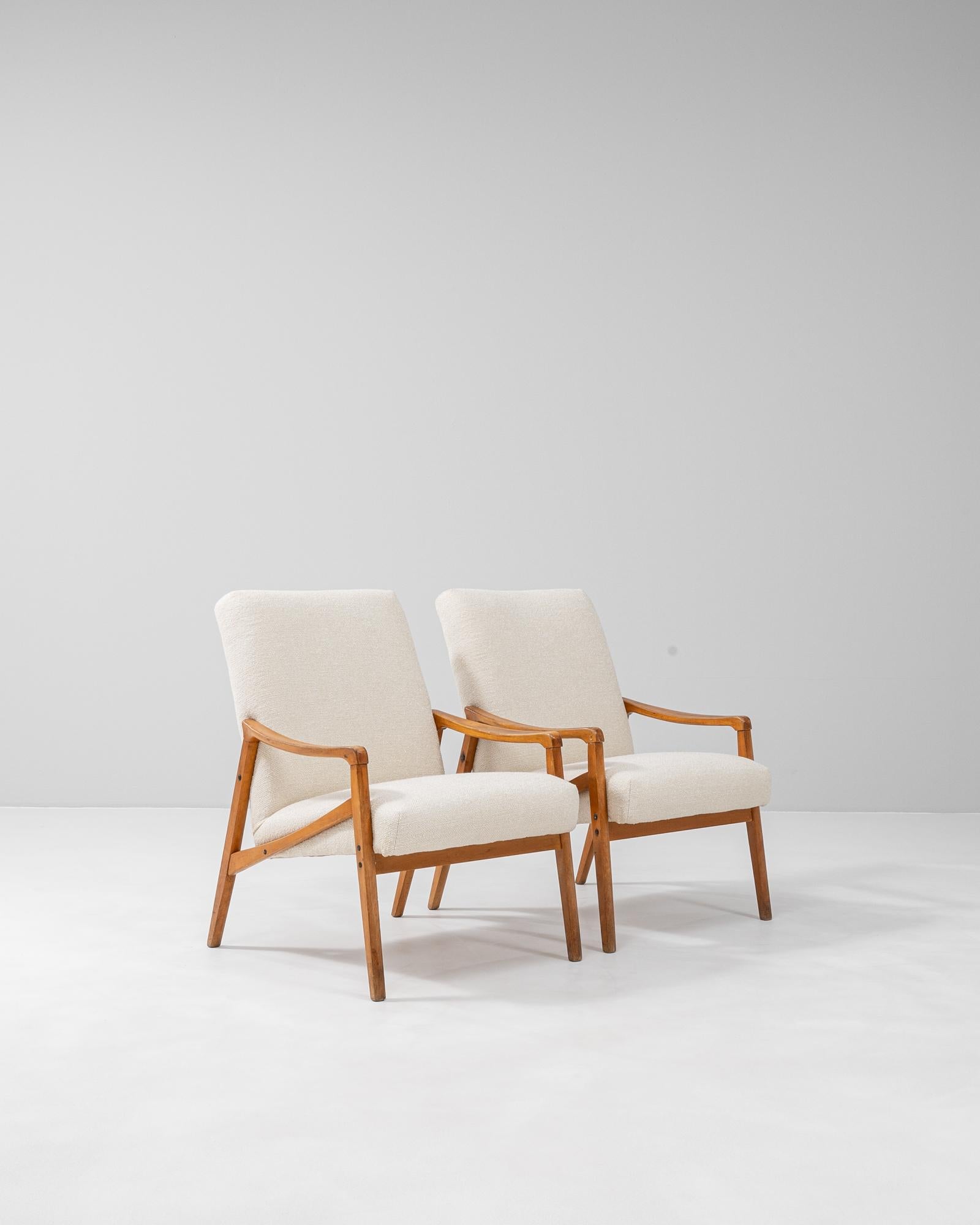 Pareja de sillones tapizados checos de los años 60, obra de Jiri Jiroutek en venta 2