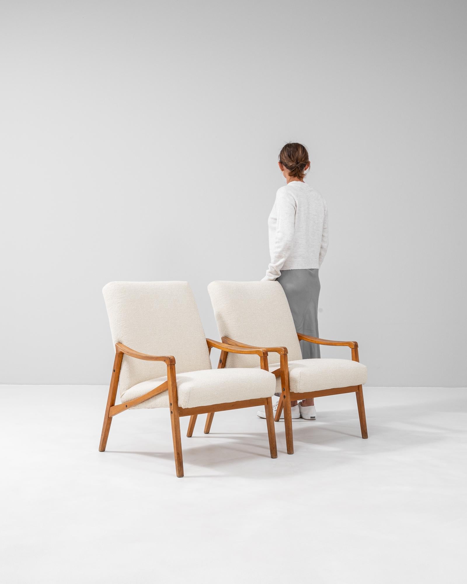 Pareja de sillones tapizados checos de los años 60, obra de Jiri Jiroutek en venta 3