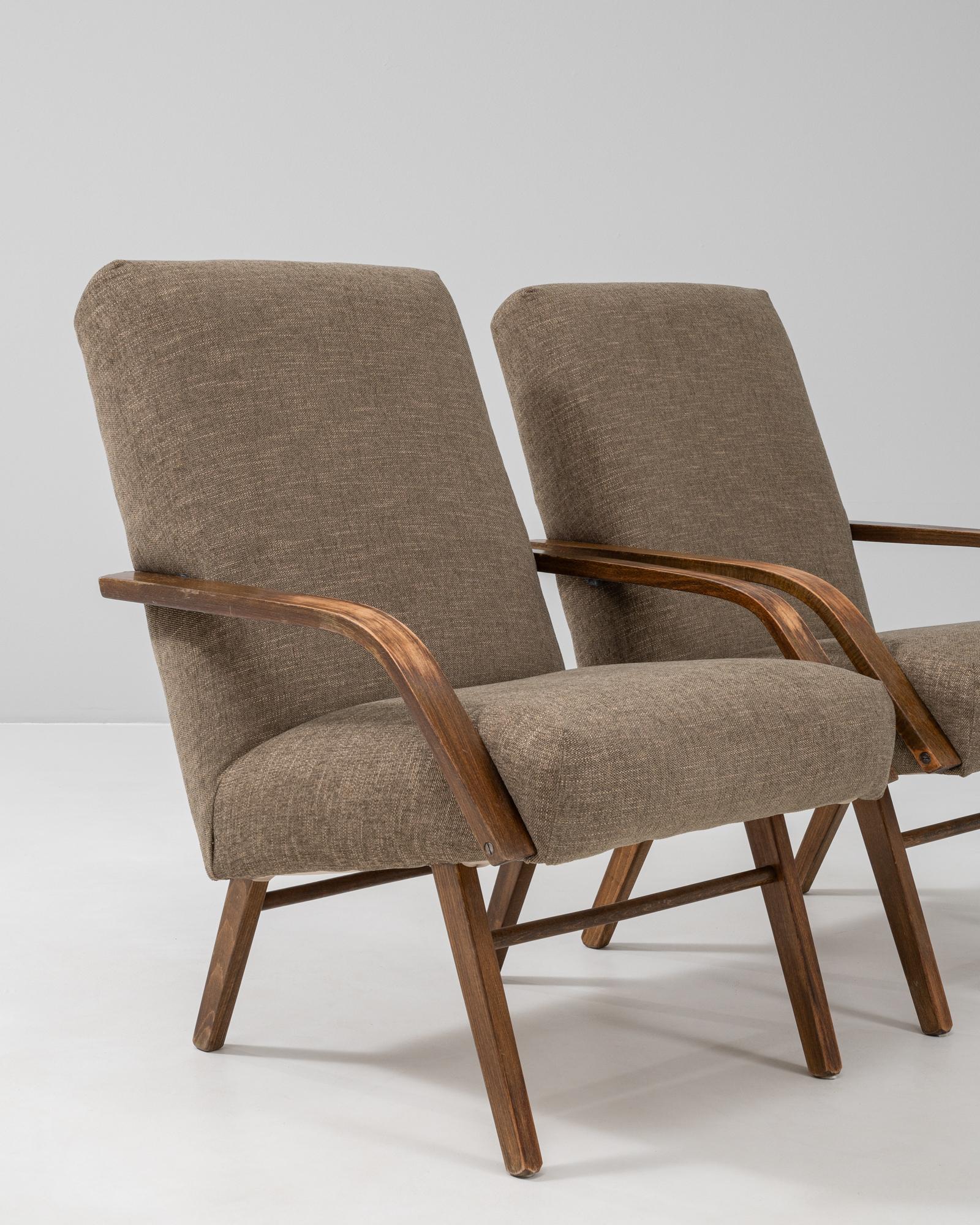 Paire de fauteuils tapissés tchèques des années 1960 par TON en vente 4