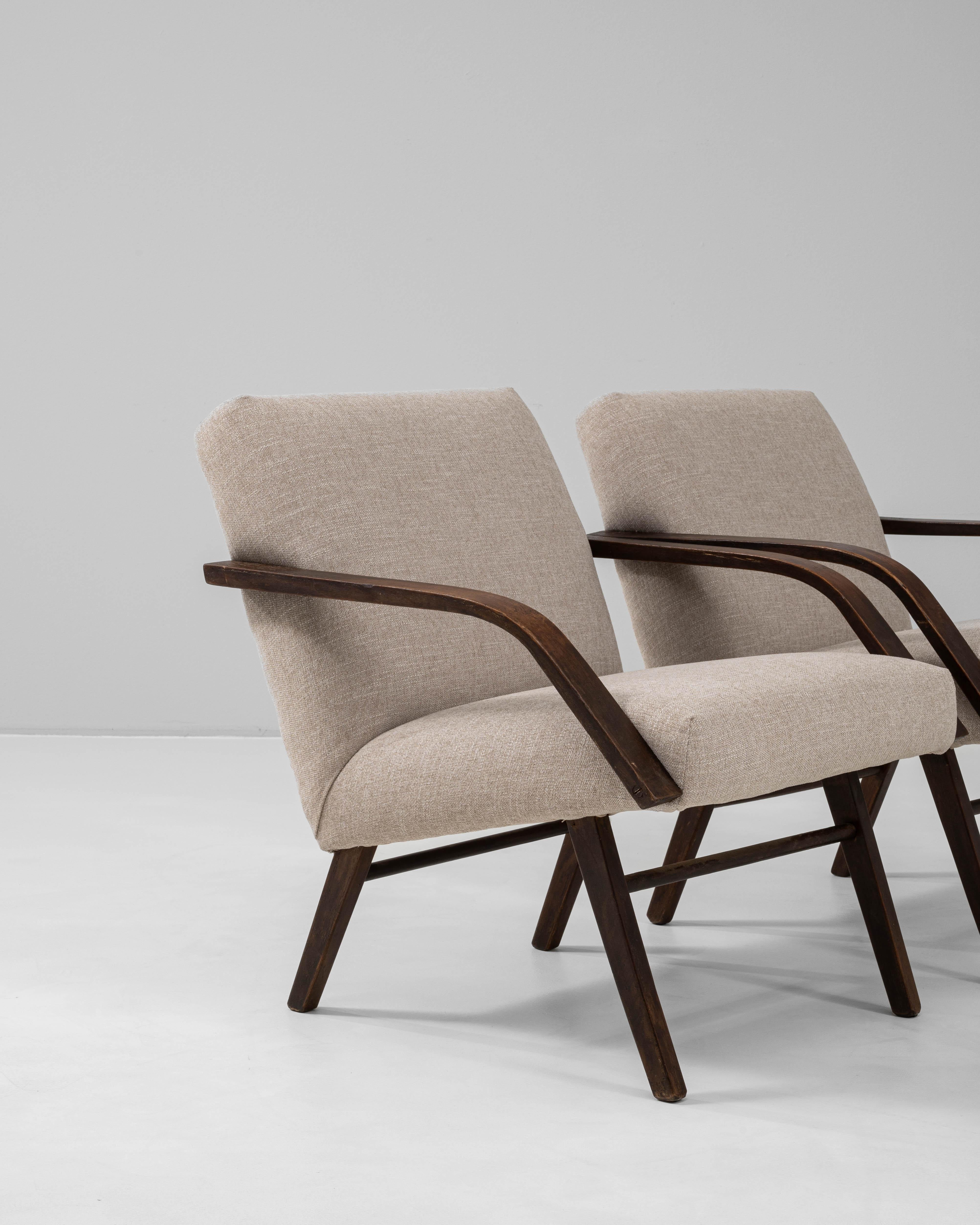 Paire de fauteuils tapissés tchèques des années 1960 par TON en vente 4