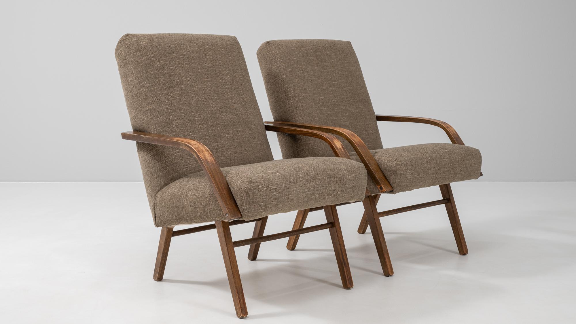 Paire de fauteuils tapissés tchèques des années 1960 par TON en vente 5