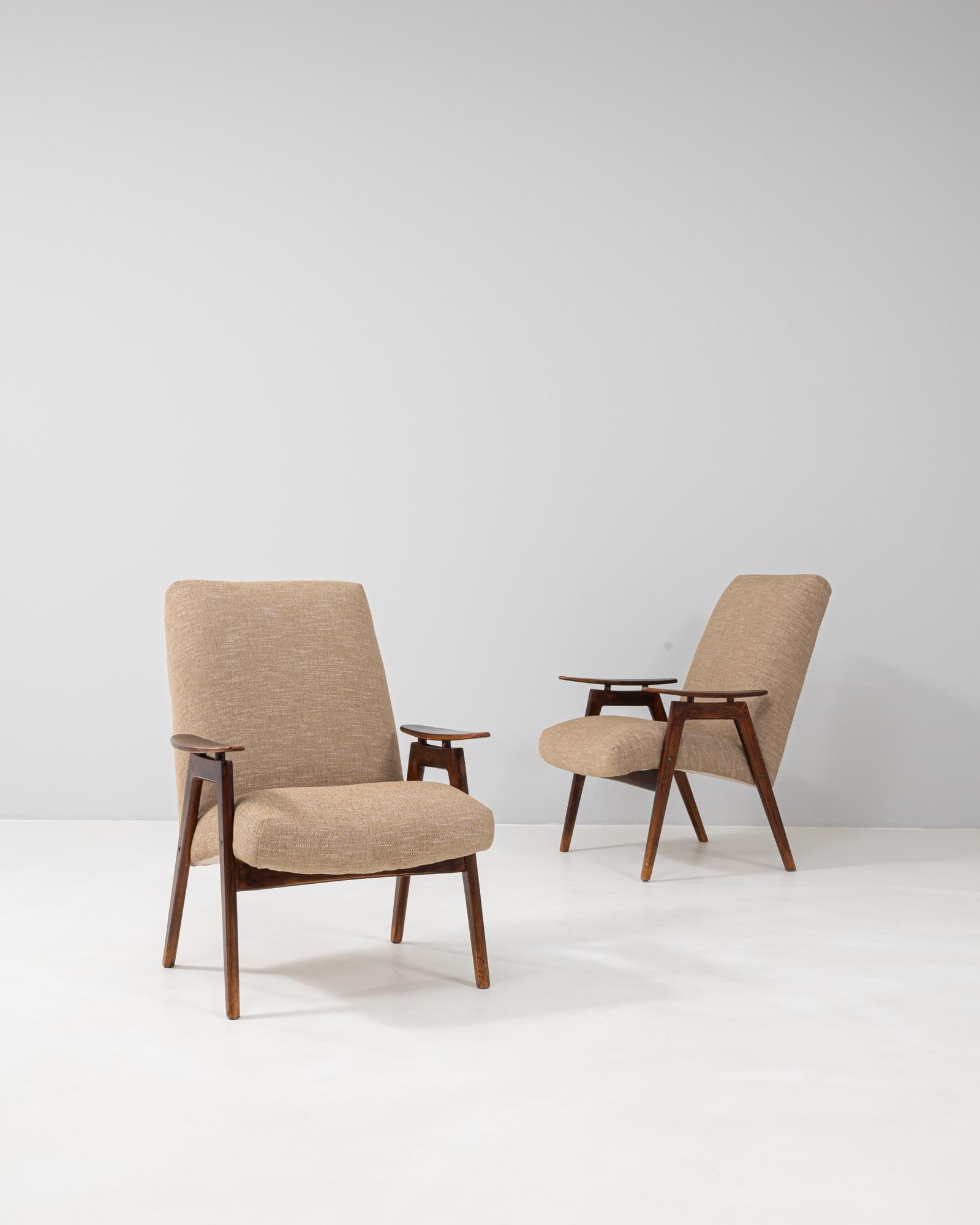 Paar tschechische gepolsterte Sessel von TON aus den 1960er Jahren. Dieses Paar, das die raffinierte Handwerkskunst und die elegante Schlichtheit des tschechischen Designs der Jahrhundertmitte verkörpert, verfügt über skulpturale, nussbaumfarbene