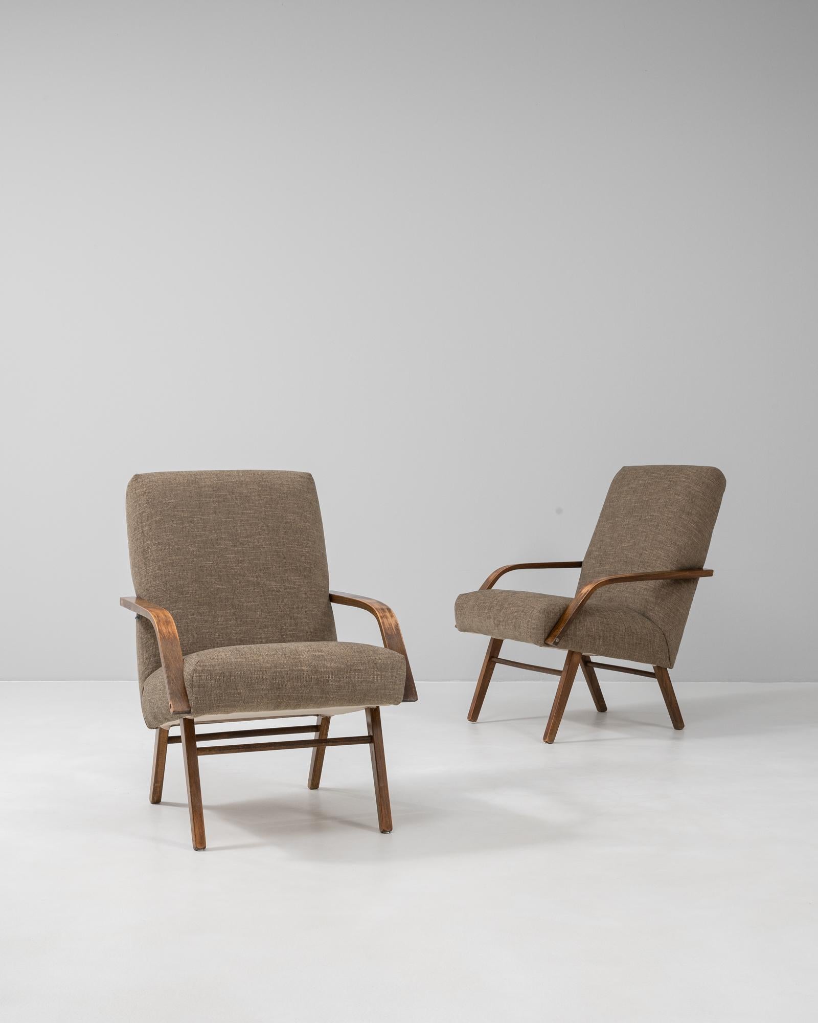 Paire de fauteuils rembourrés tchèques des années 1960 par TON. Ces fauteuils reflètent le minimalisme élégant et le travail du bois expert qui définissent le design tchèque du milieu du siècle. Les cadres en hêtre massif sont dotés d'accoudoirs