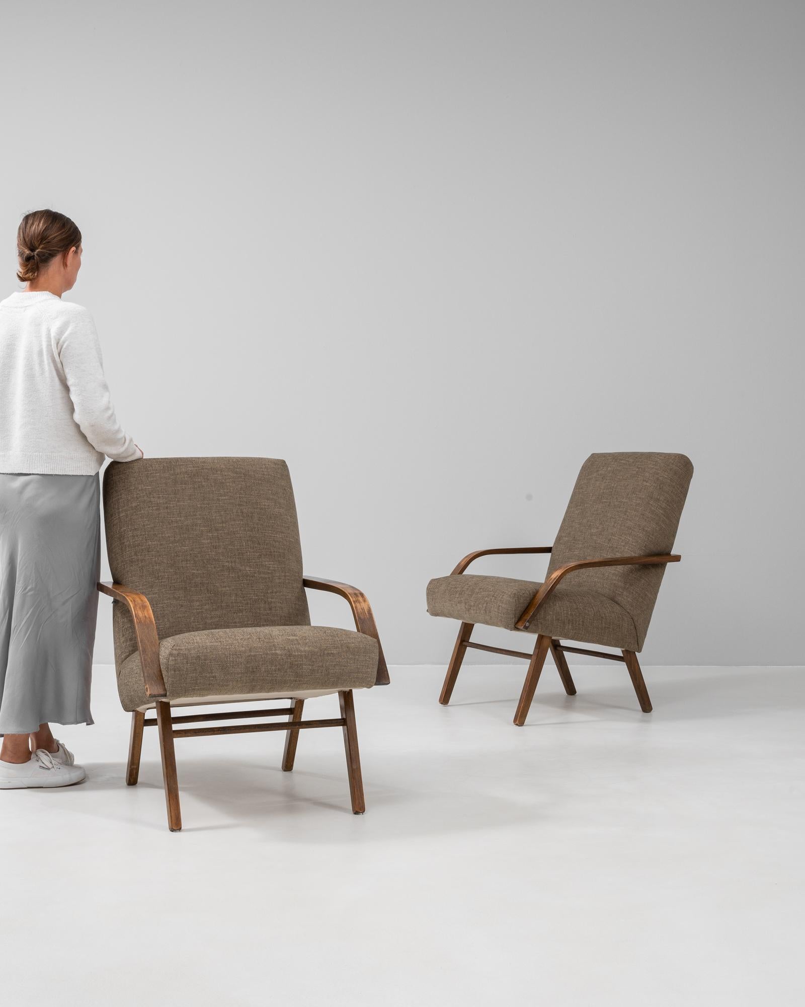 Tchèque Paire de fauteuils tapissés tchèques des années 1960 par TON en vente