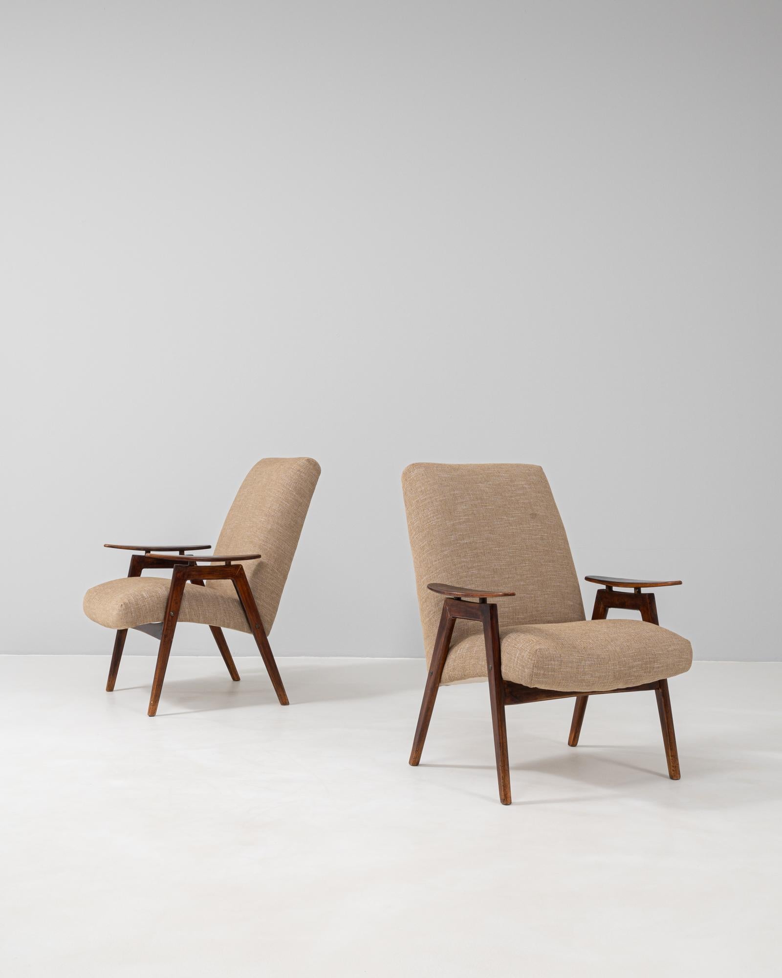 Paar tschechische gepolsterte Sessel aus den 1960er Jahren von TON im Zustand „Gut“ im Angebot in High Point, NC