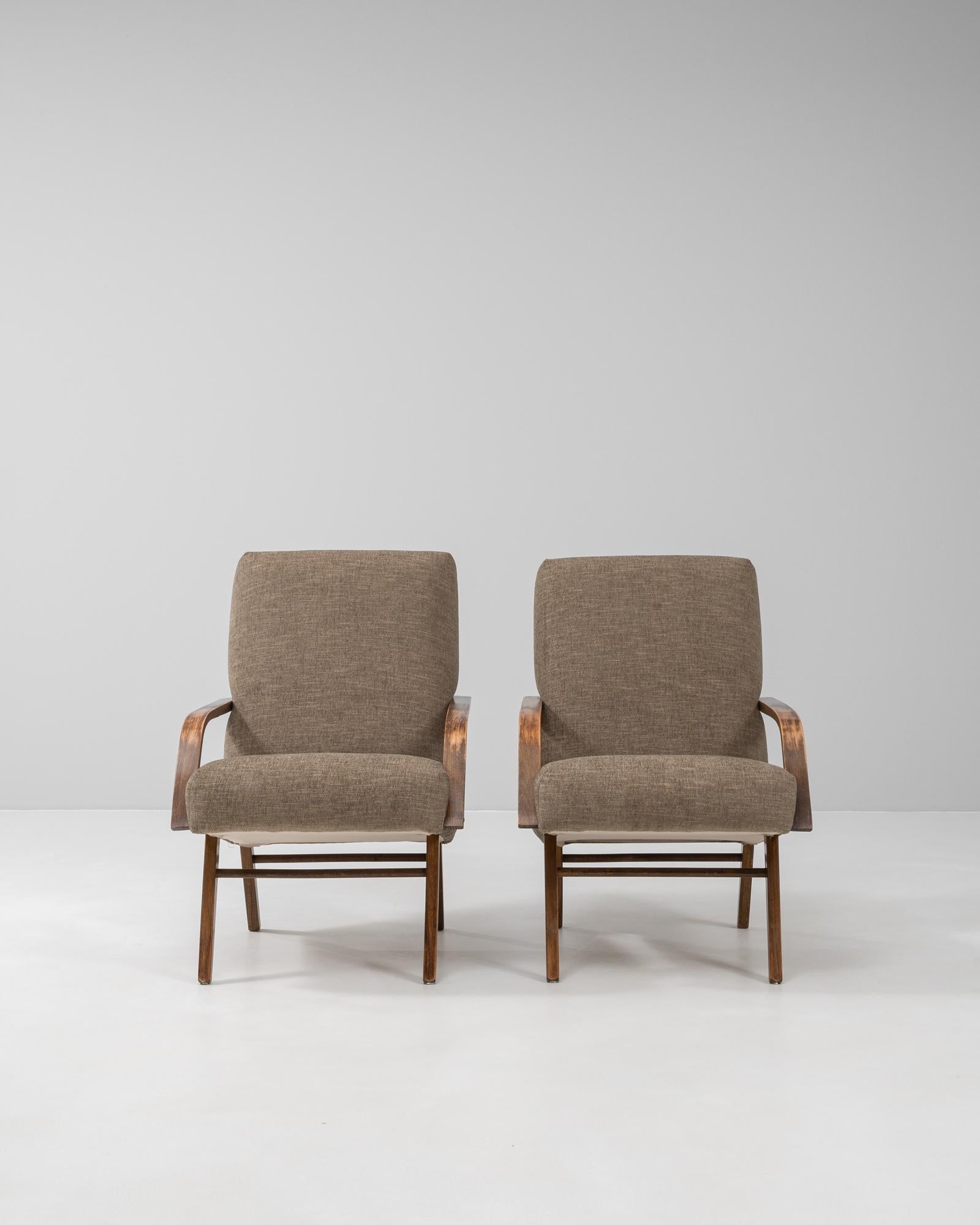 20ième siècle Paire de fauteuils tapissés tchèques des années 1960 par TON en vente