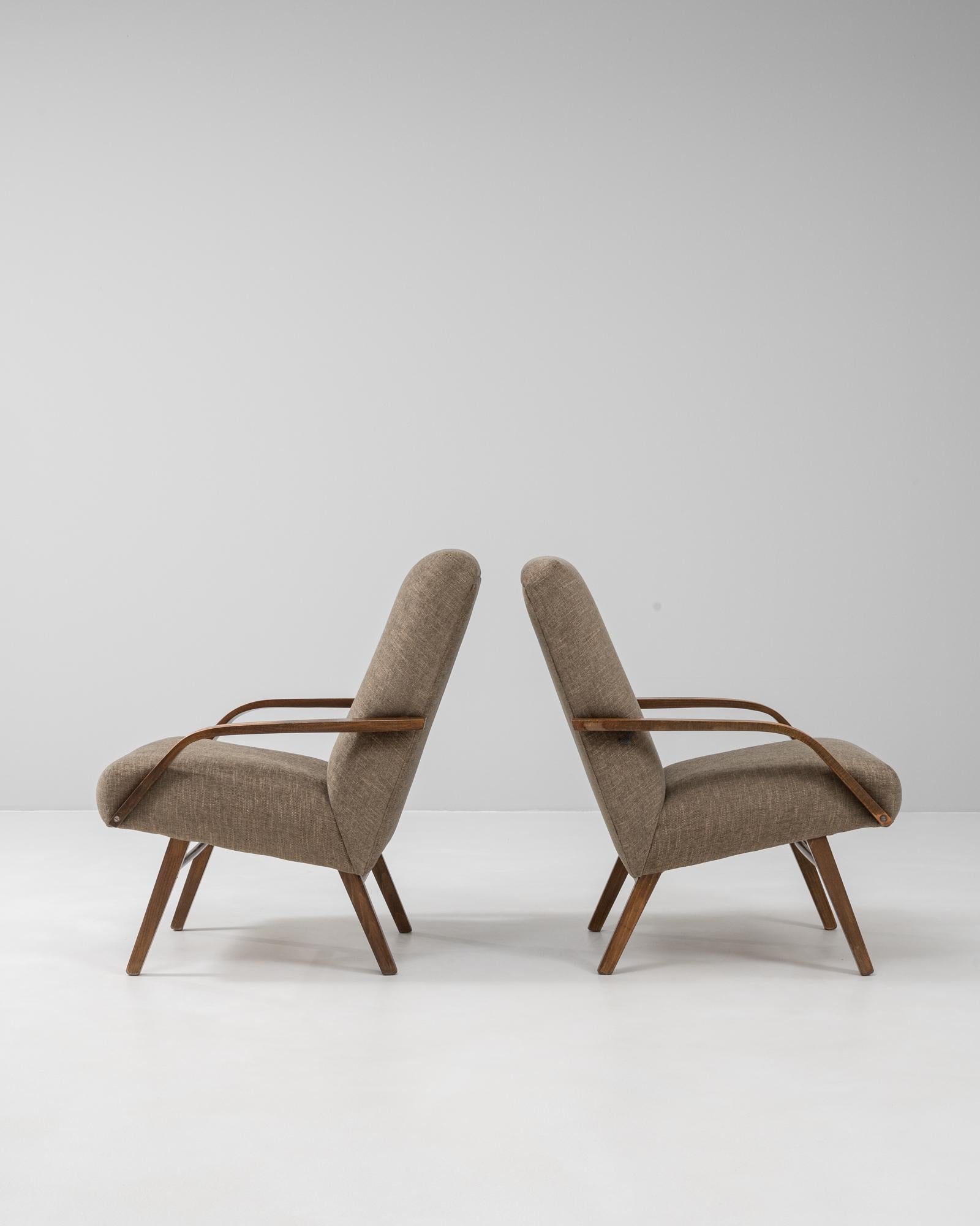 Tissu d'ameublement Paire de fauteuils tapissés tchèques des années 1960 par TON en vente