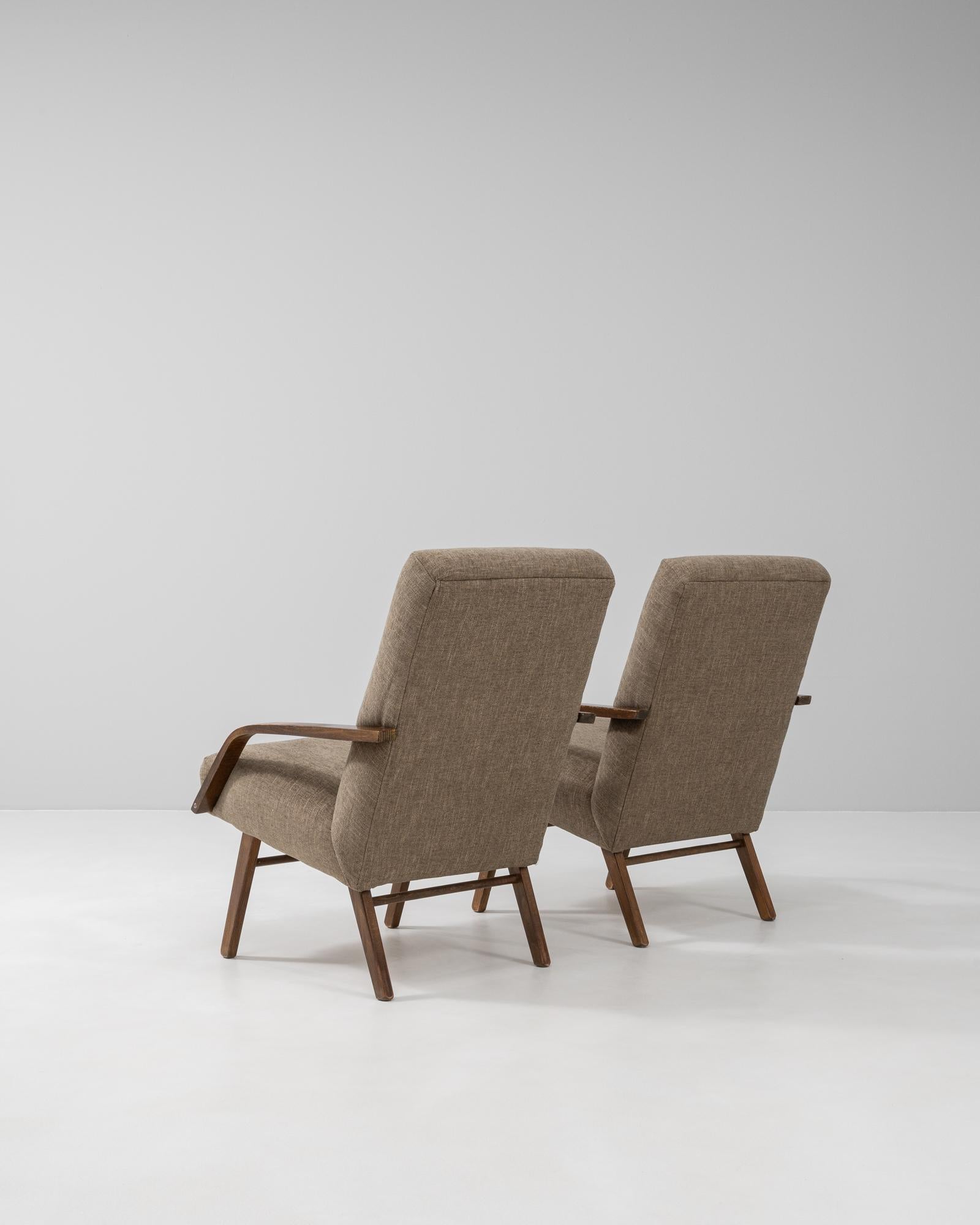 Paire de fauteuils tapissés tchèques des années 1960 par TON en vente 1