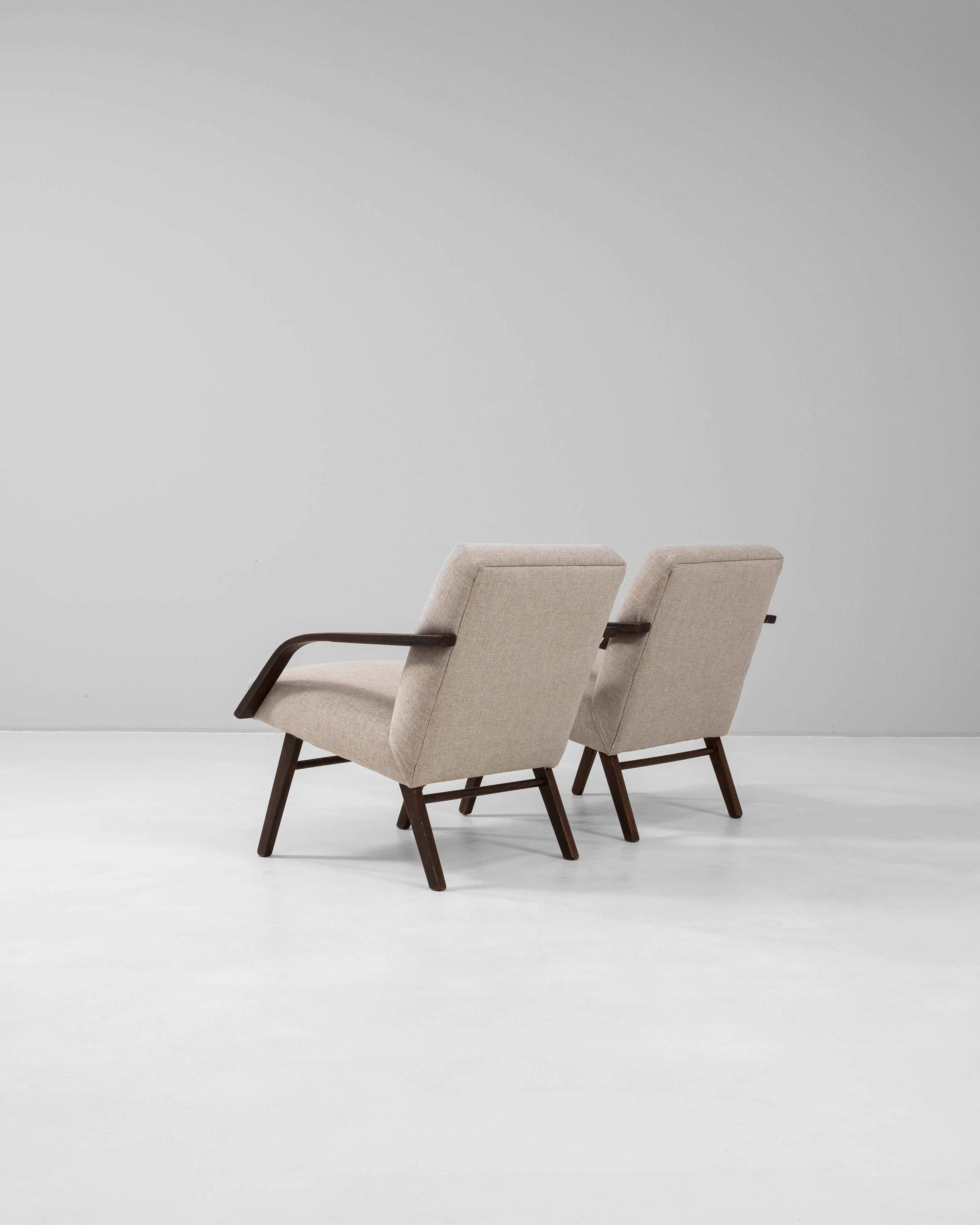 Paire de fauteuils tapissés tchèques des années 1960 par TON en vente 1